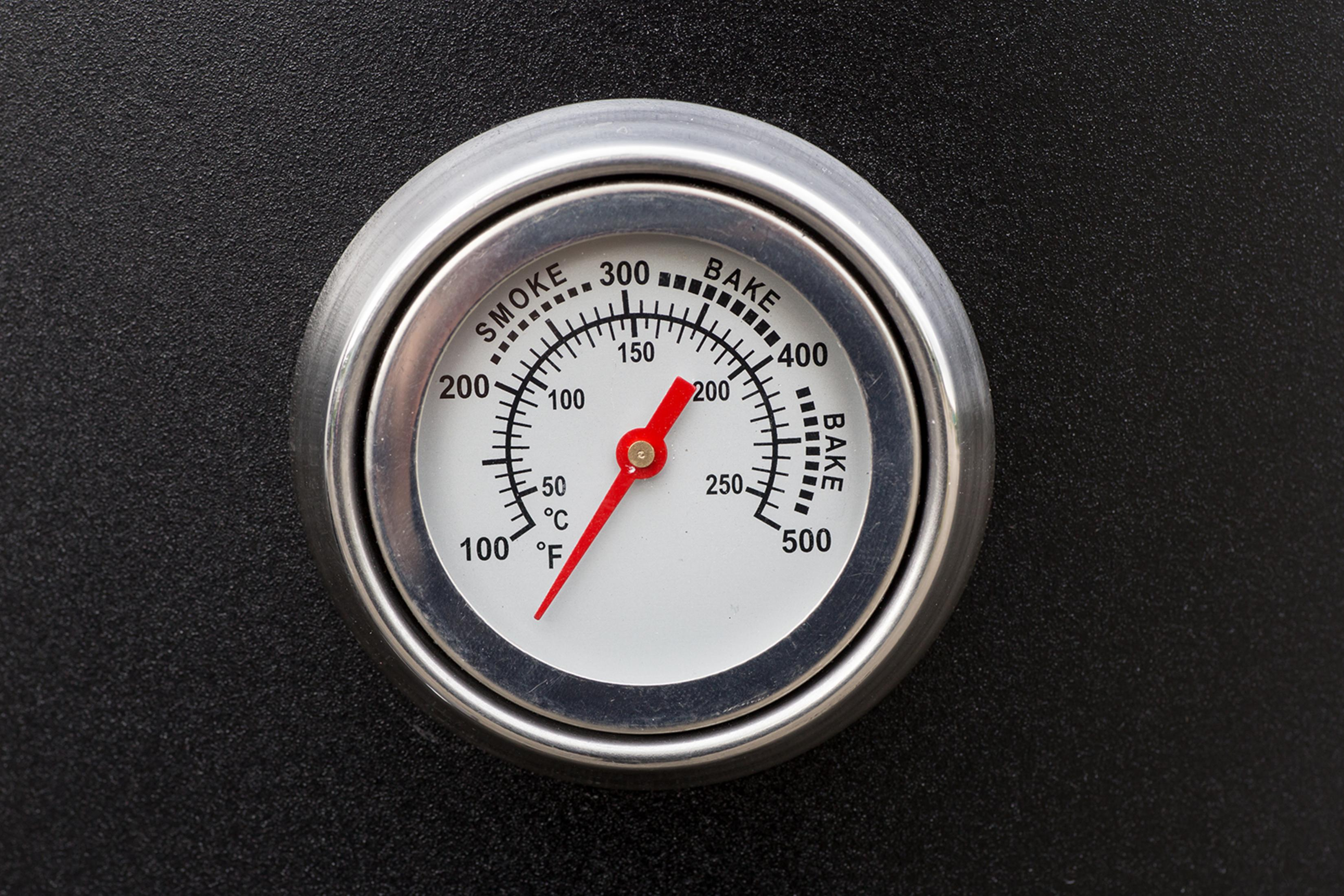 Schwarzes Grillthermometer mit roter Nadel, Anzeige zwischen 200 und 250 Grad.