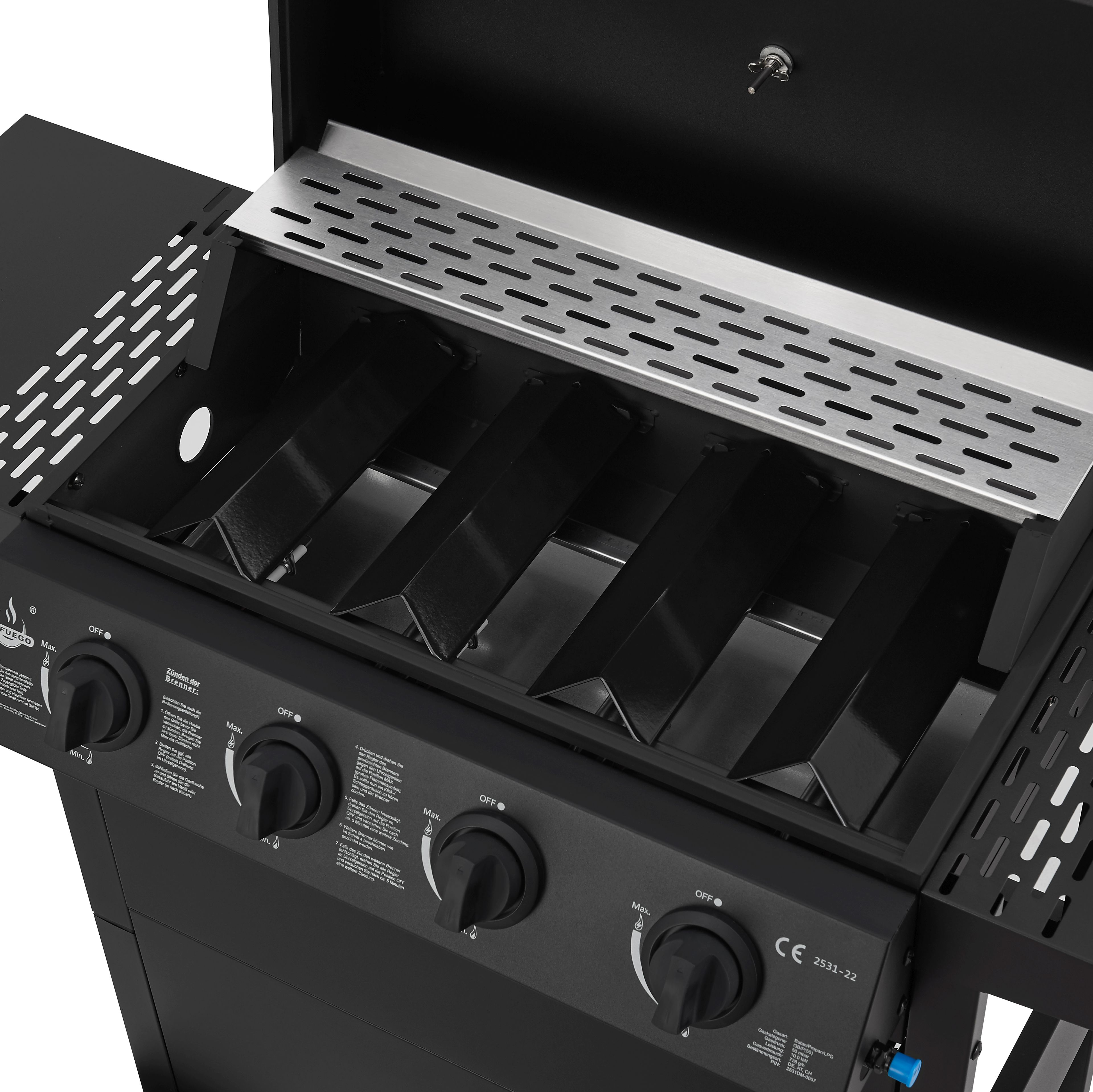 Schwarzer Grill mit offenem Deckel. Zeigt Brenner und Metallbelüftung.