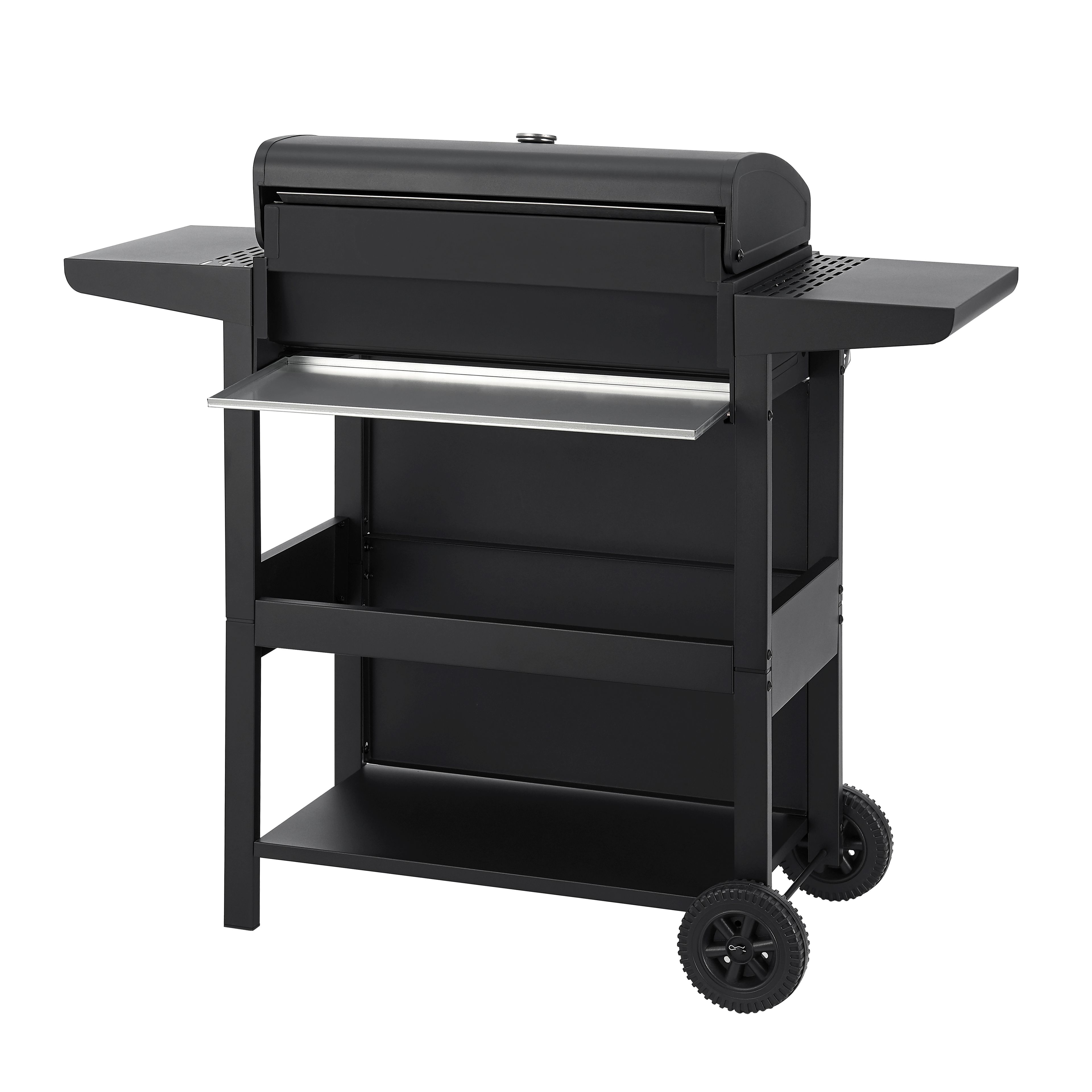 Schwarzer BBQ-Grill mit zwei Seitenablagen, einem unteren Regal und Rädern.