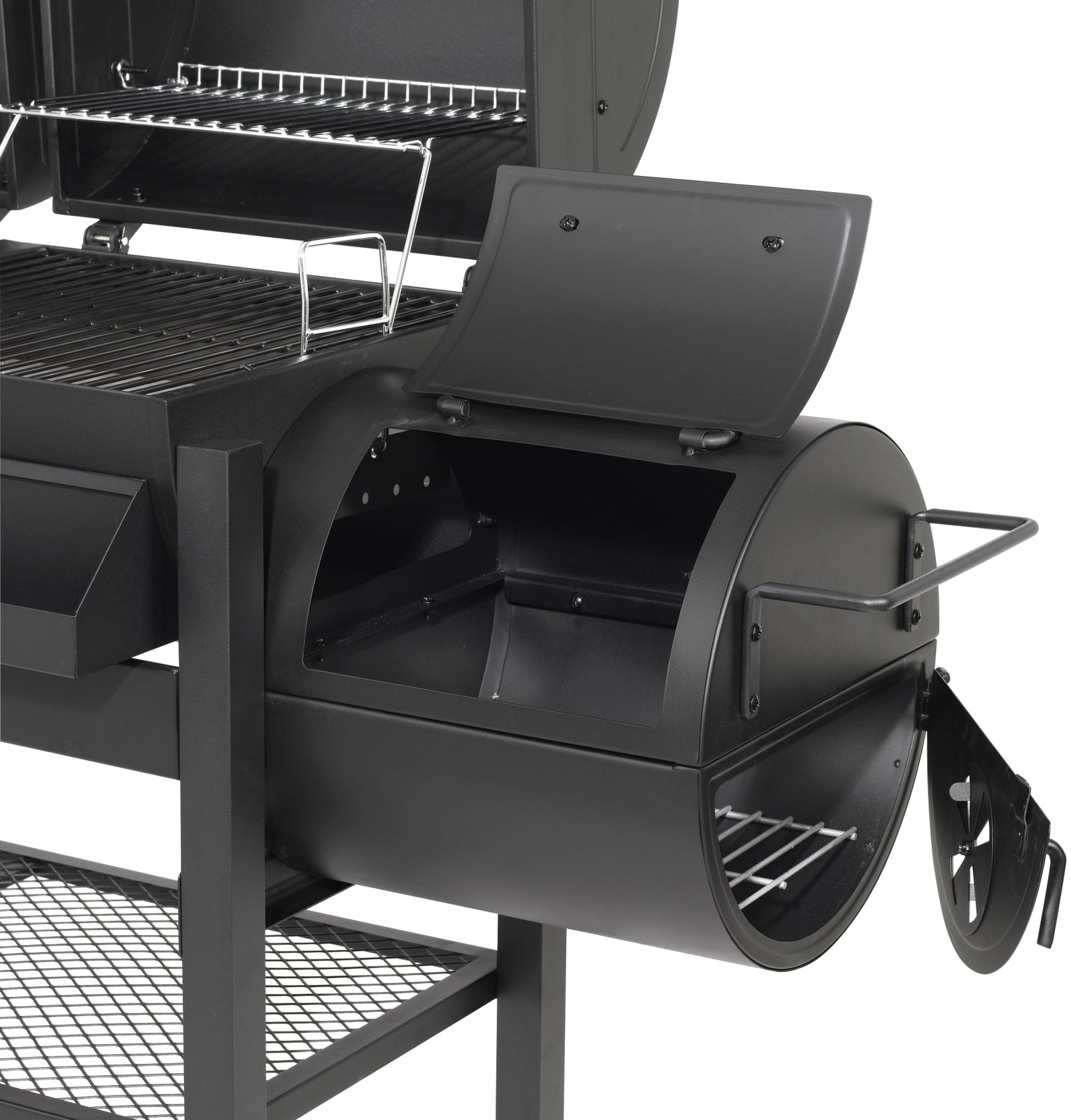 Schwarzer Smoker-Grill mit offener Tür. Er hat ein Regal im Inneren. Weißer Hintergrund.