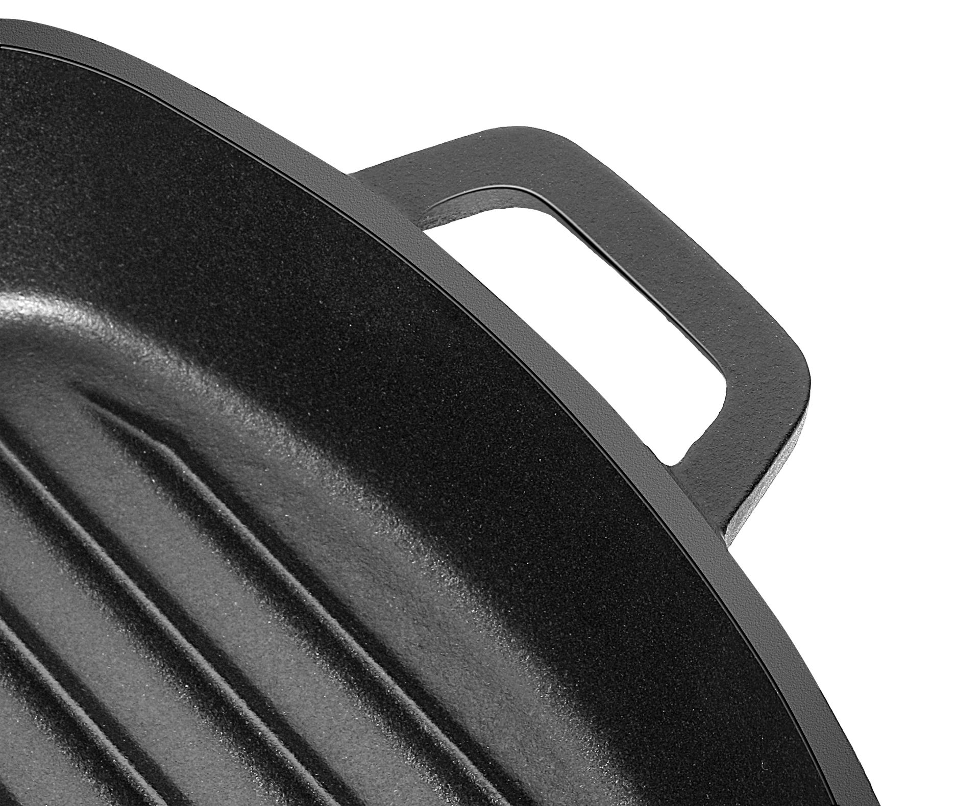 Nahaufnahme einer schwarzen Grillpfanne mit Griff und geriffelter Oberfläche.