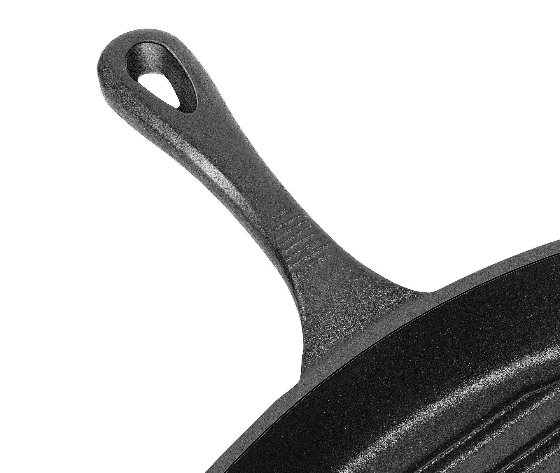 Nahaufnahme eines schwarzen Grillpfannengriffs. Der Griff ist für den Halt gerippt und hat am Ende ein Loch.