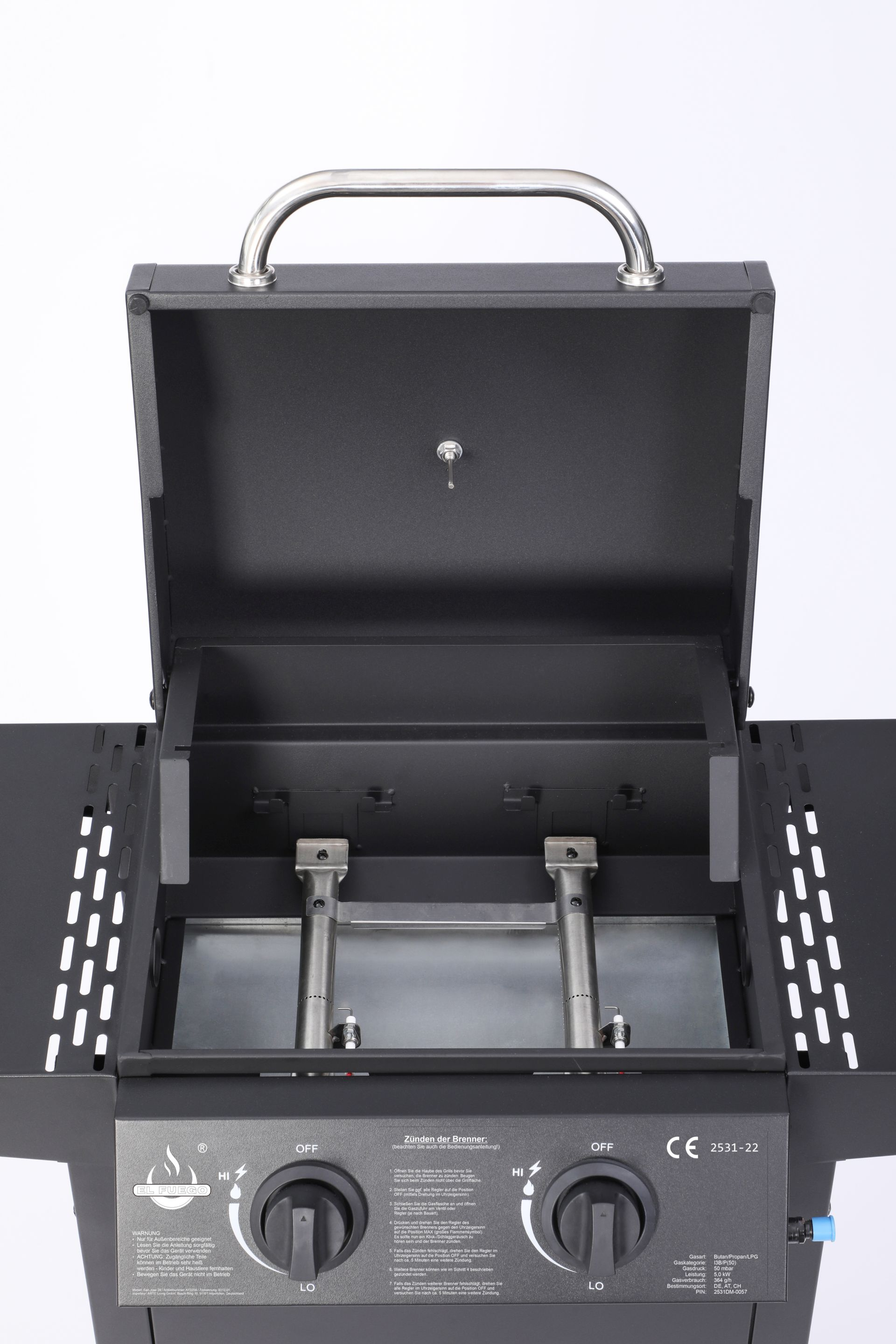 Schwarzer Gasgrill, offener Deckel, mit Brennern und Knöpfen, auf weißem Hintergrund.