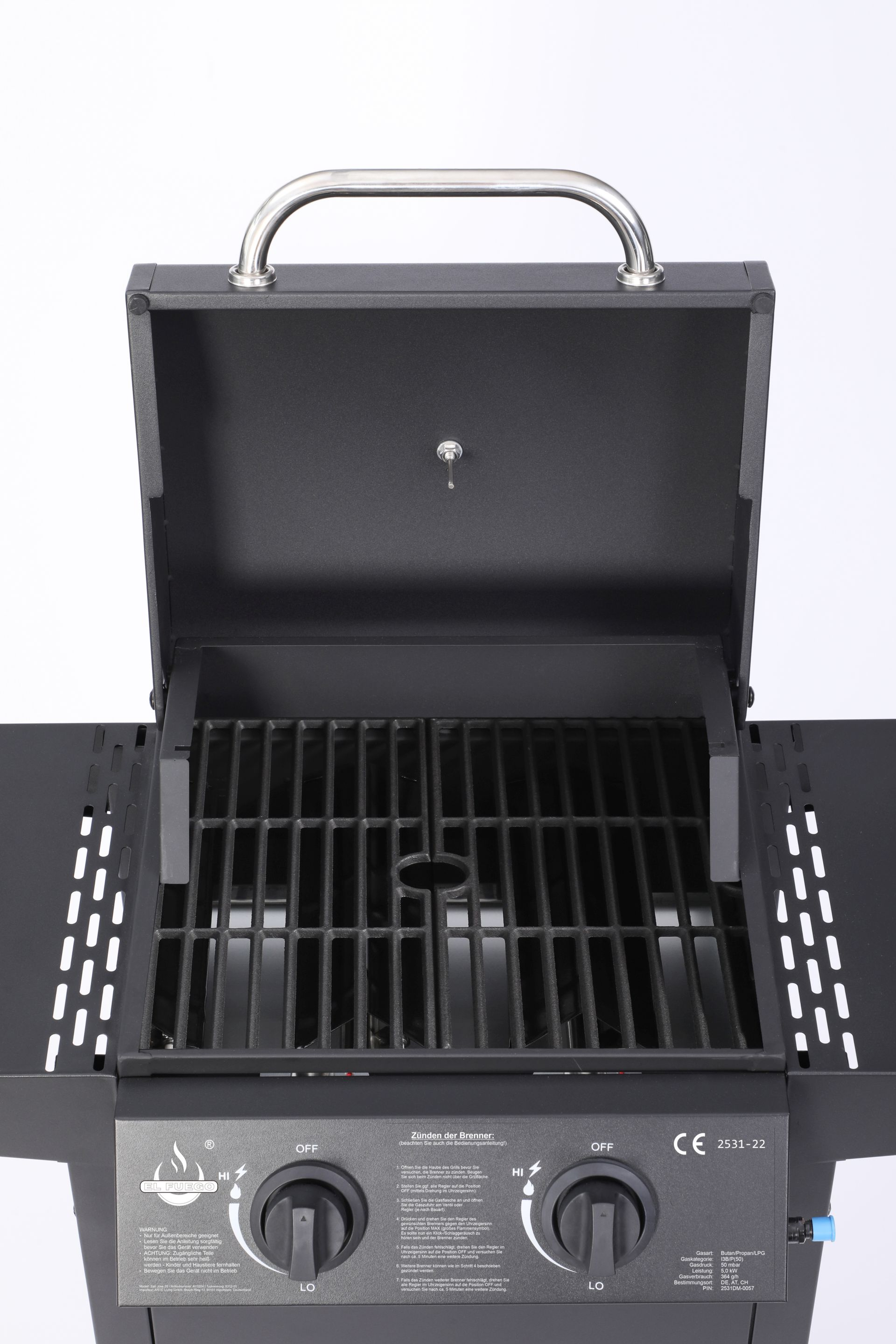 Schwarzer Gasgrill mit offenem Deckel. Innenraum zeigt Grillroste und Brennersteuerungen.