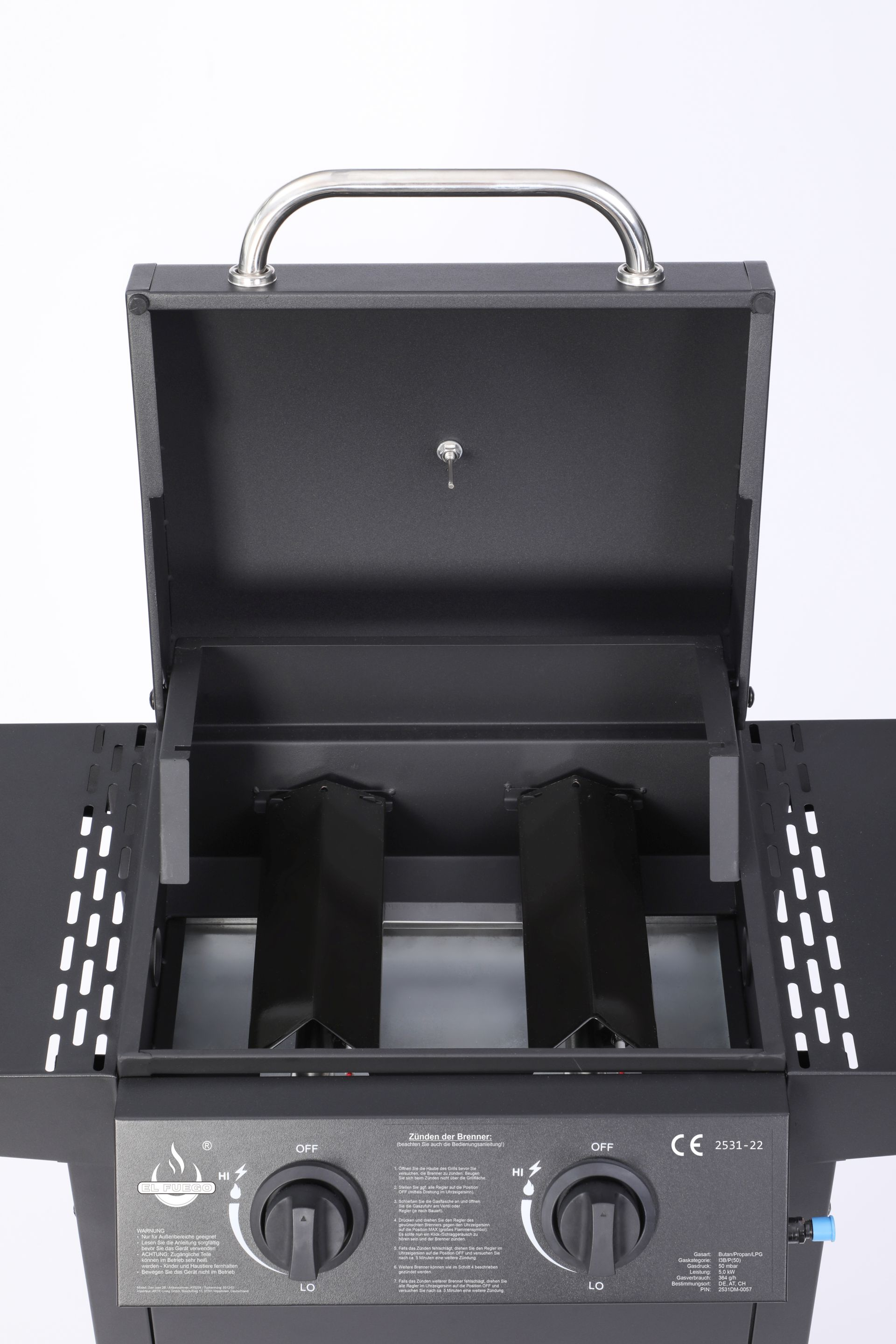 Ein offener schwarzer Grill mit Edelstahlgriffen und sichtbaren Brennern im Inneren.