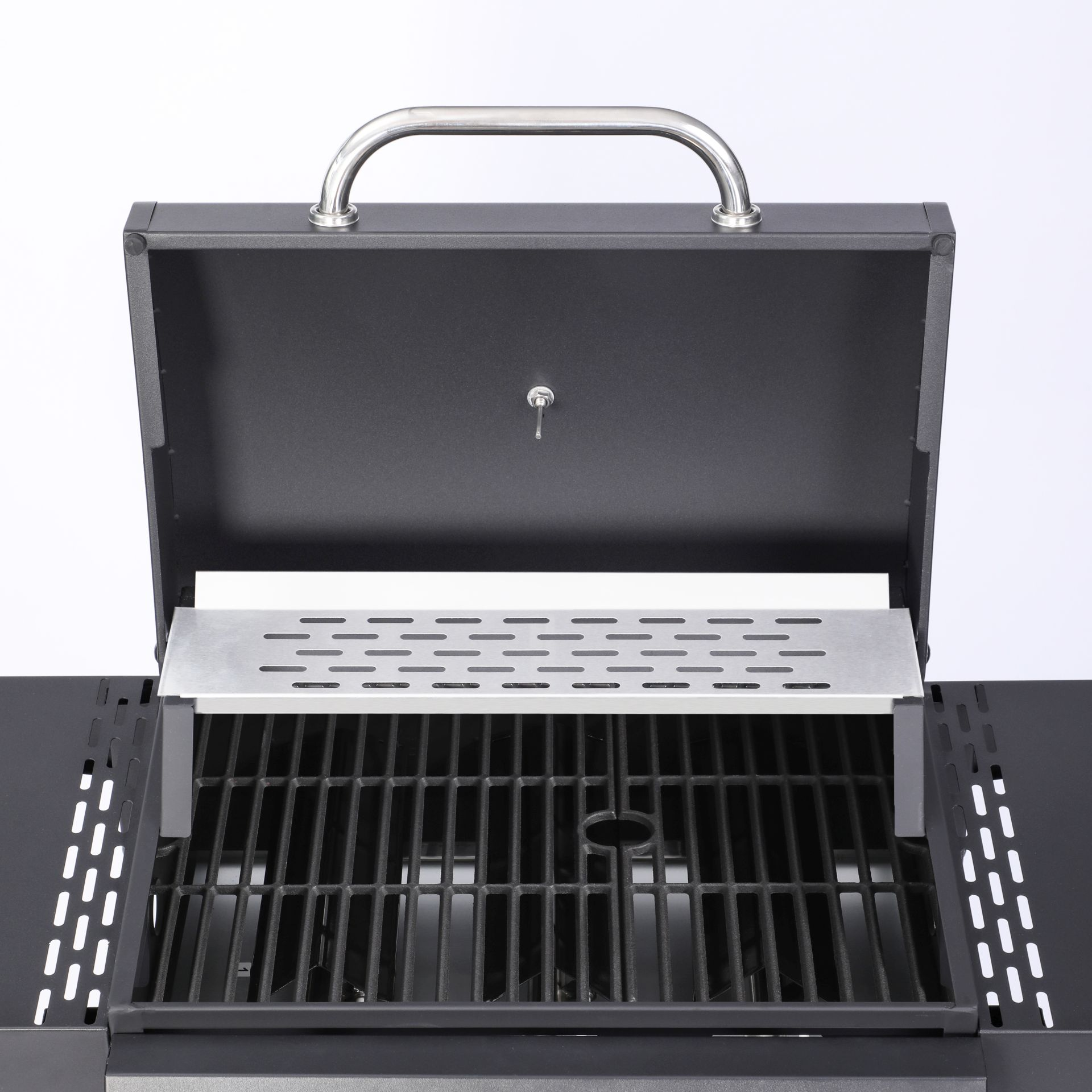 Schwarzer Grill mit geöffnetem Deckel, der das Innere mit Metallrost zeigt.