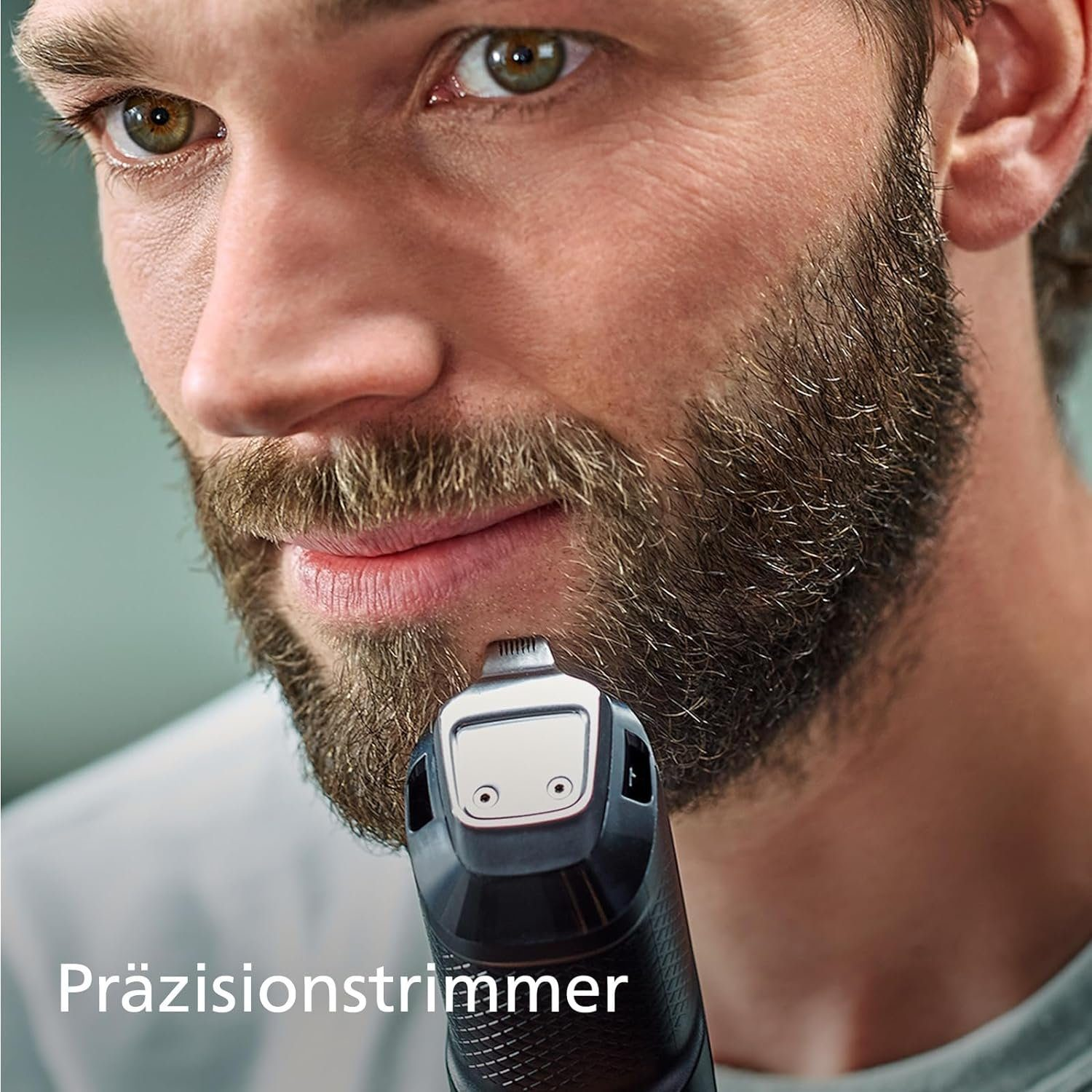 Weißer Hintergrund mit Text 'Präzisionstrimmer' unter einem Mann, der einen Trimmer benutzt.