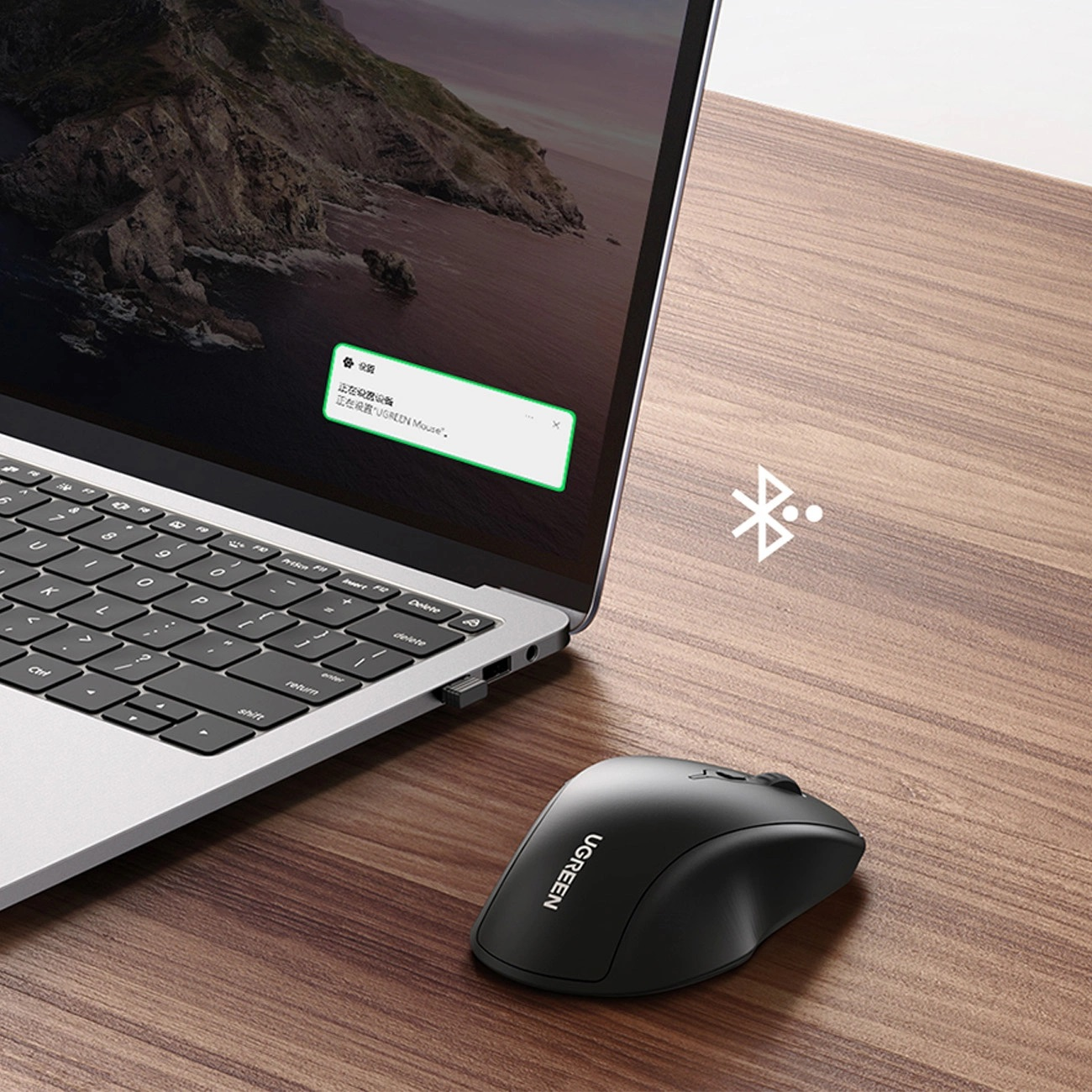 Laptop z podłączoną czarną myszą. Widoczna ikona Bluetooth i wyskakujące okienko z informacjami.