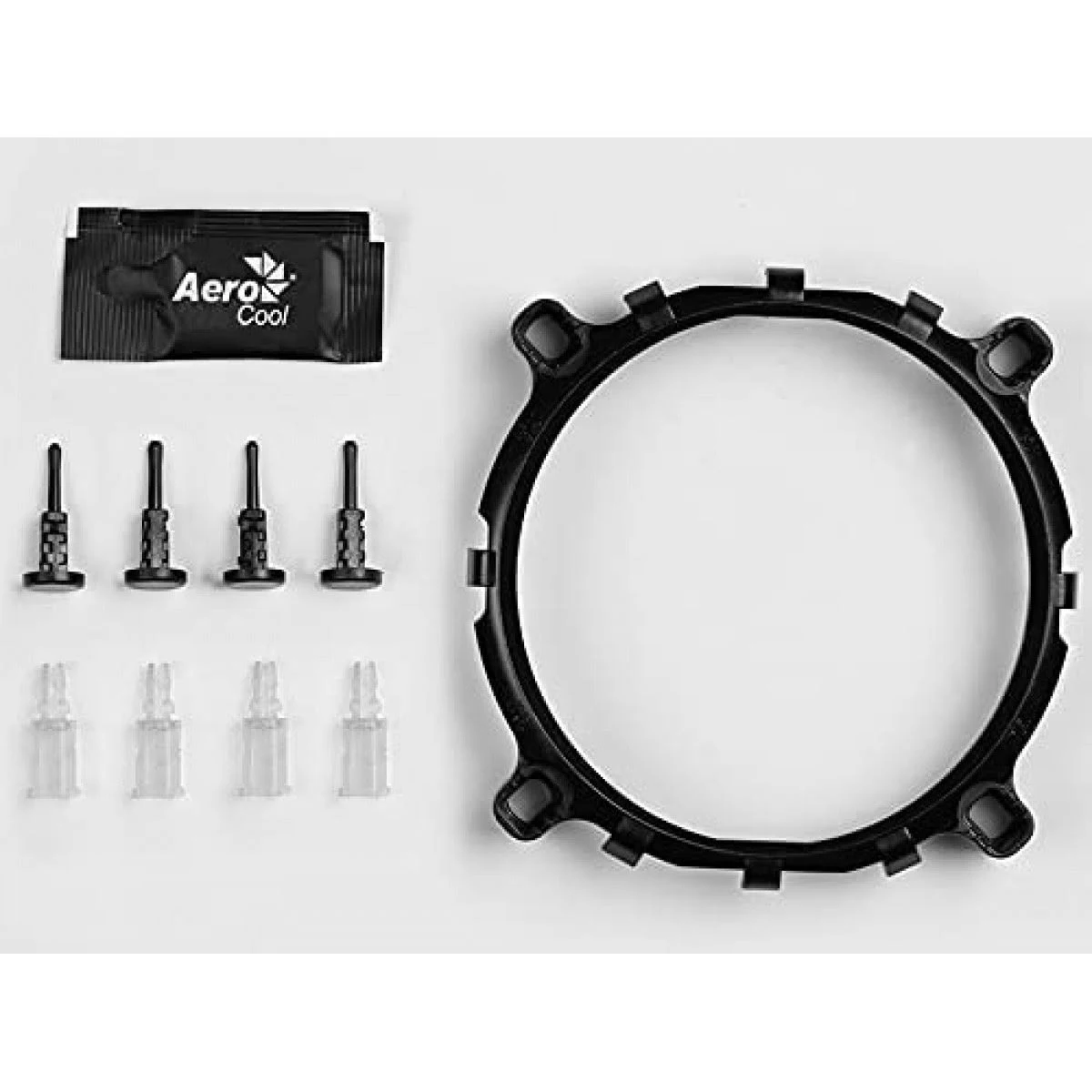 Computer-Lüfterteile: Lüfterring, Schrauben und ein AeroCool-Paket.