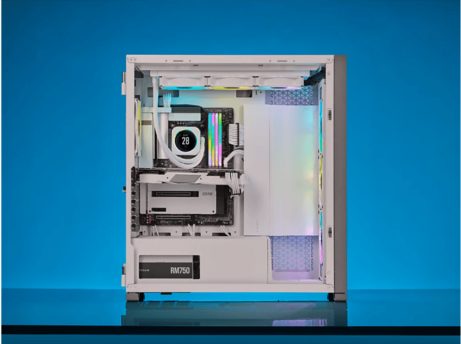Carcasa de computadora abierta con componentes, iluminación blanca y RGB, fondo azul.