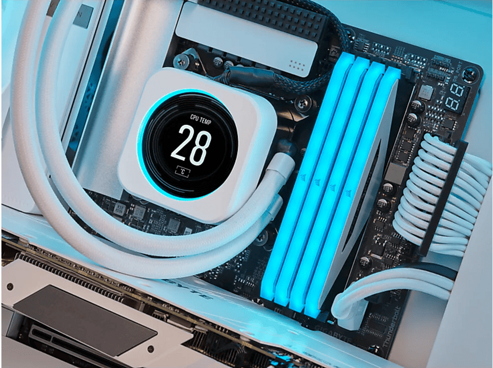 Componentes de computadora: un enfriador de agua blanco, RAM y otras partes.