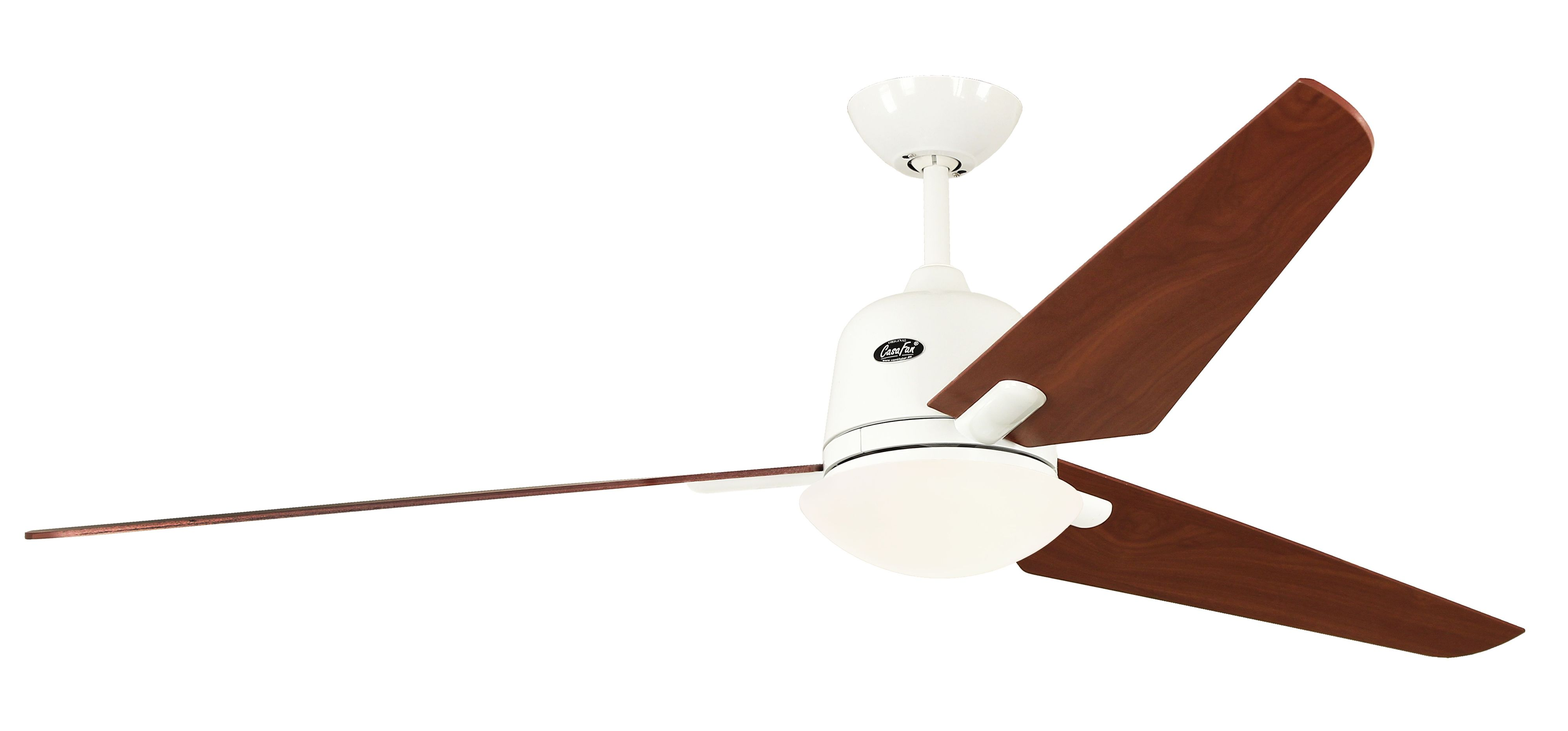 Un ventilatore da soffitto bianco con pale marroni. Lo sfondo è bianco. Il ventilatore è appeso al soffitto.