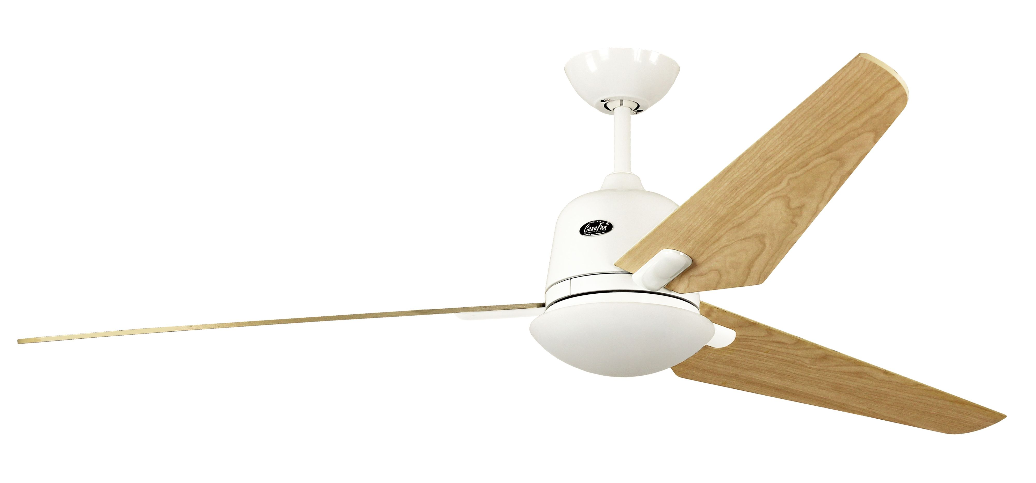 Un ventilatore da soffitto bianco con pale in legno e corpo bianco.
