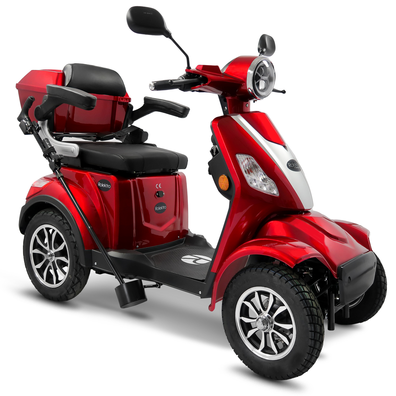 Roter Mobilitätsroller mit schwarzem Sitz und Korb. Er hat vier Räder und einen weißen Hintergrund.
