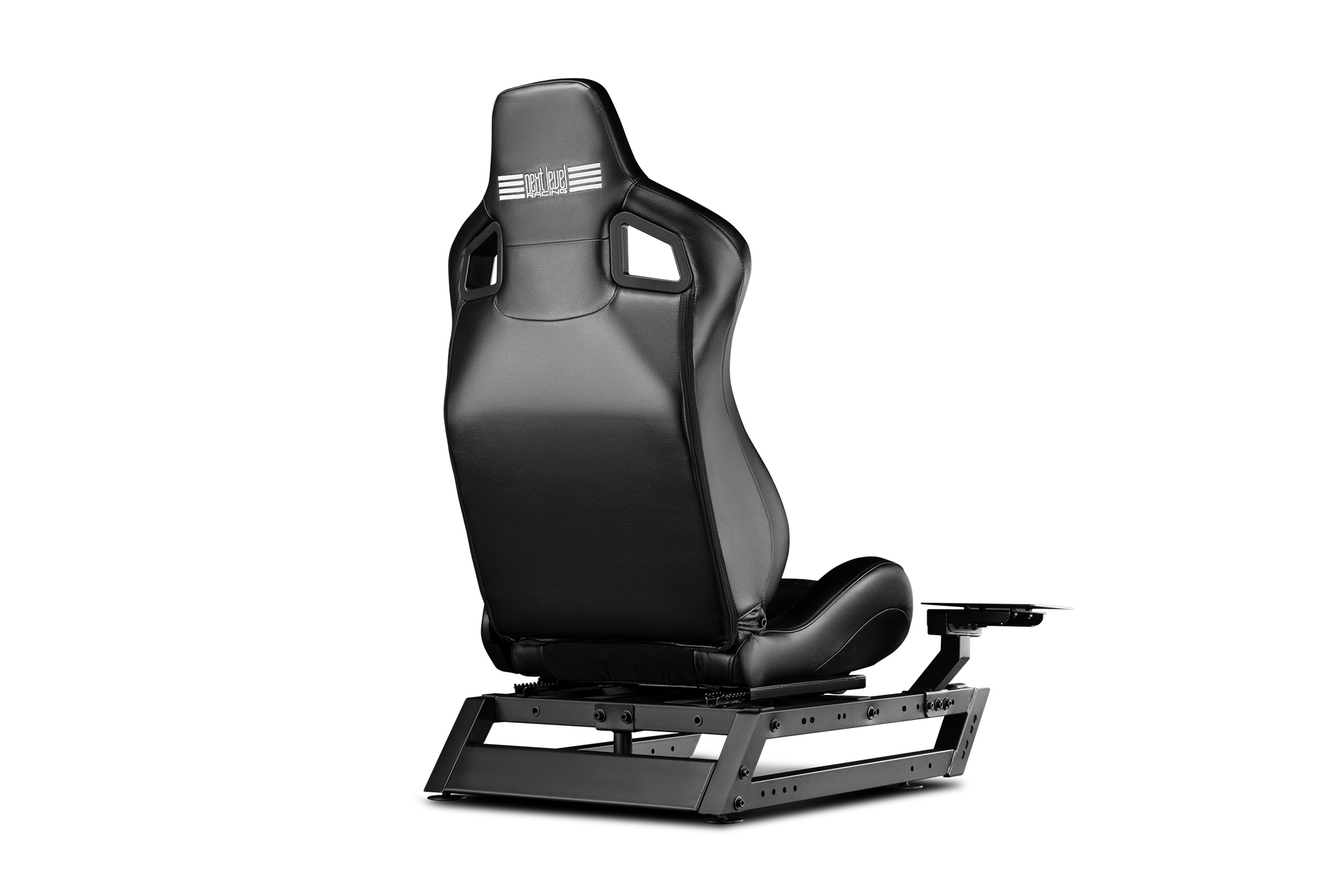 Ein schwarzer Rennsitz für Simulationsspiele, mit Metallrahmen und Beistelltisch.