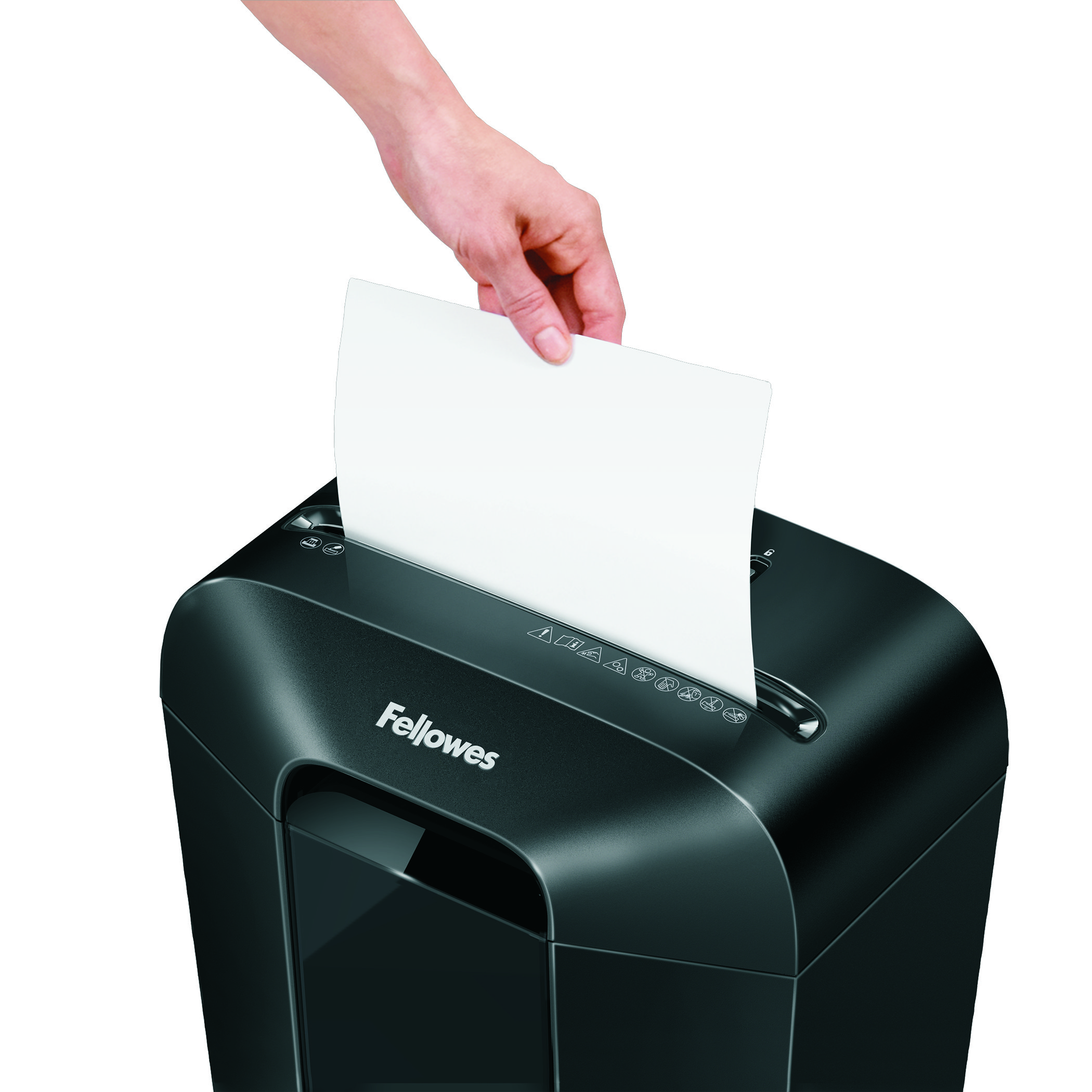 Una mano inserta una hoja de papel blanco en una destructora Fellowes negra. La destructora está sobre fondo blanco.