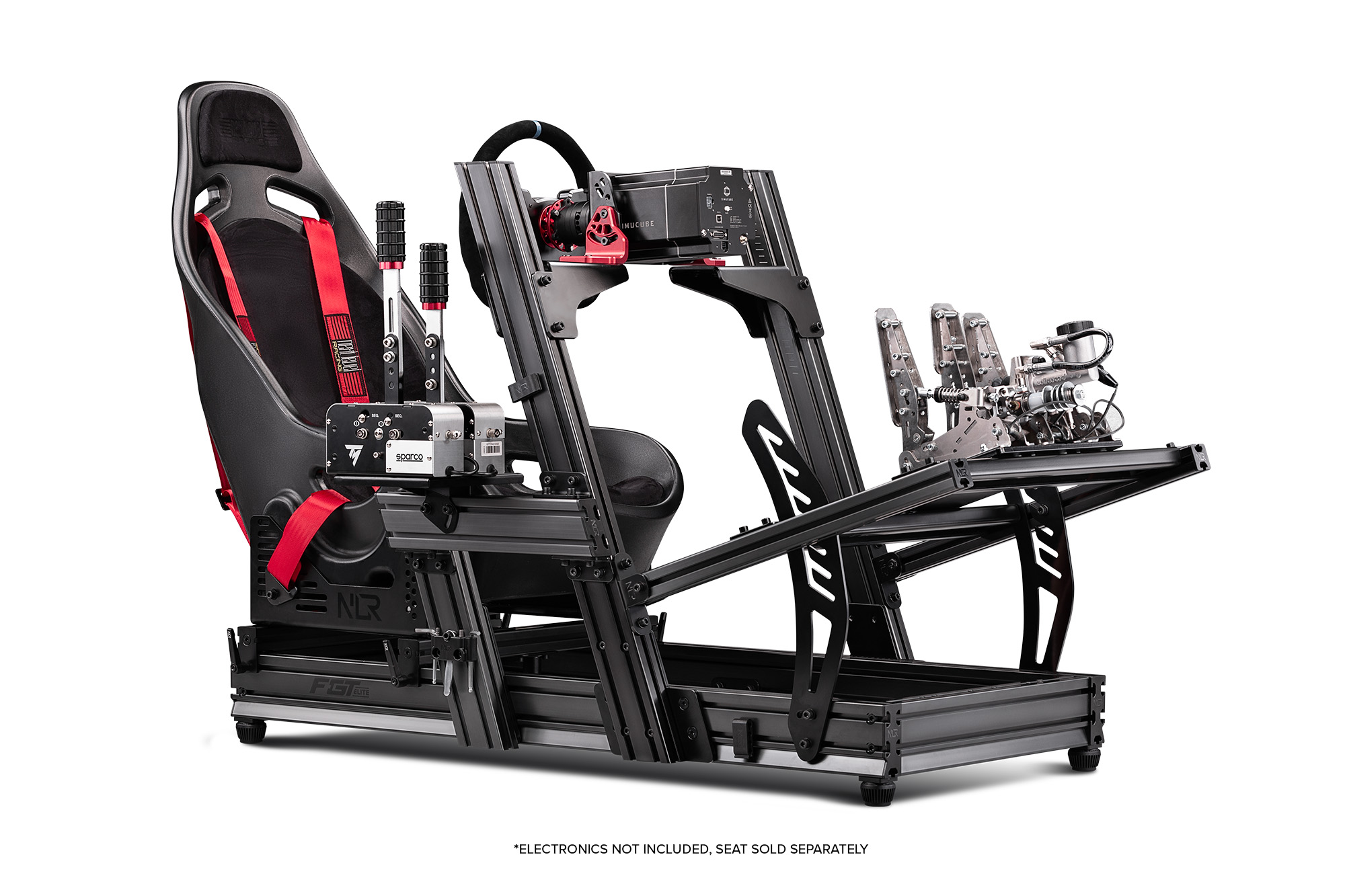 Simulador de carreras negro con asiento y volante. Detalles rojos, marco de metal.