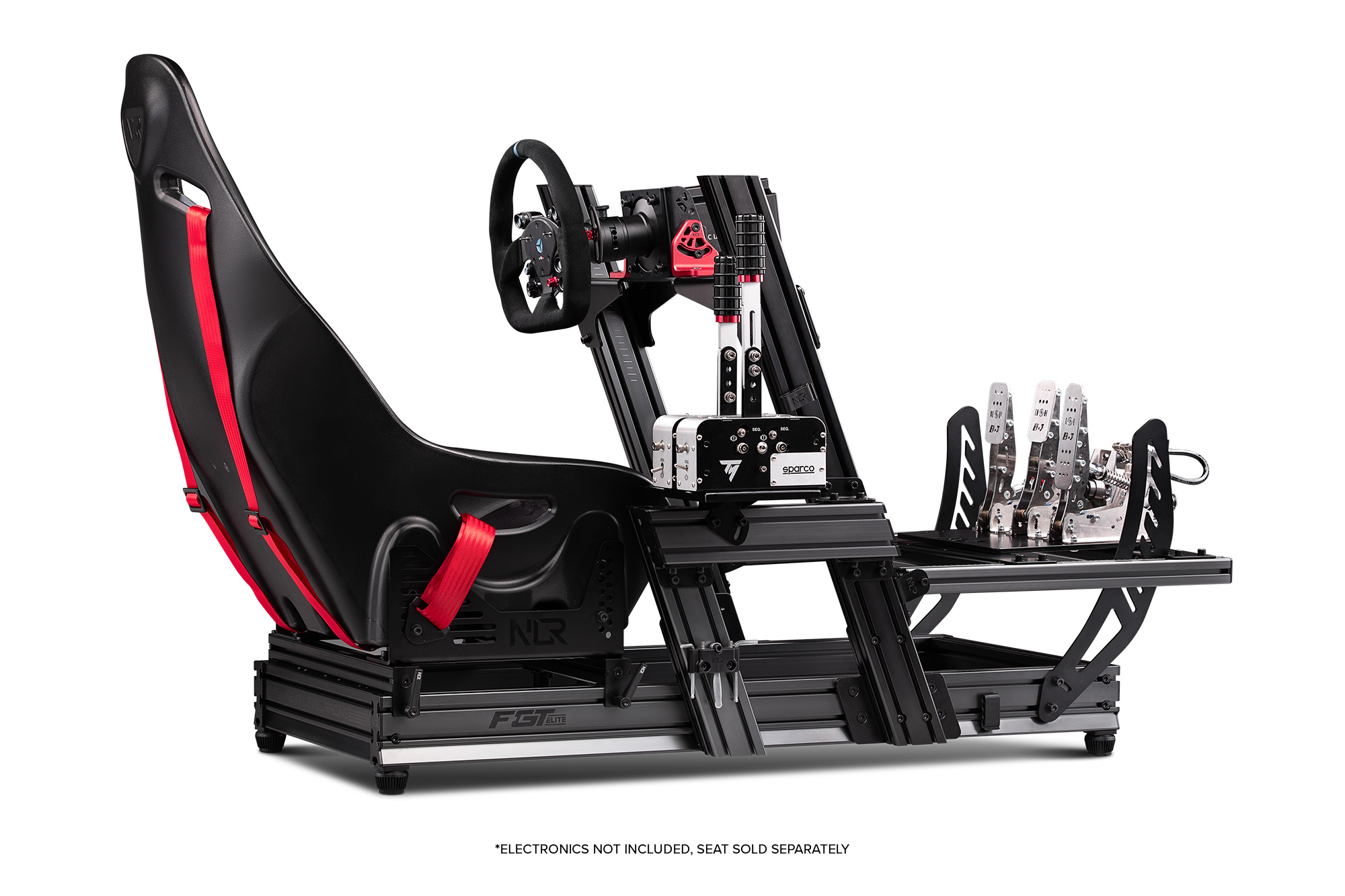 Configuración de simulador de carreras. Asiento negro con detalles rojos, volante, pedales y marco.