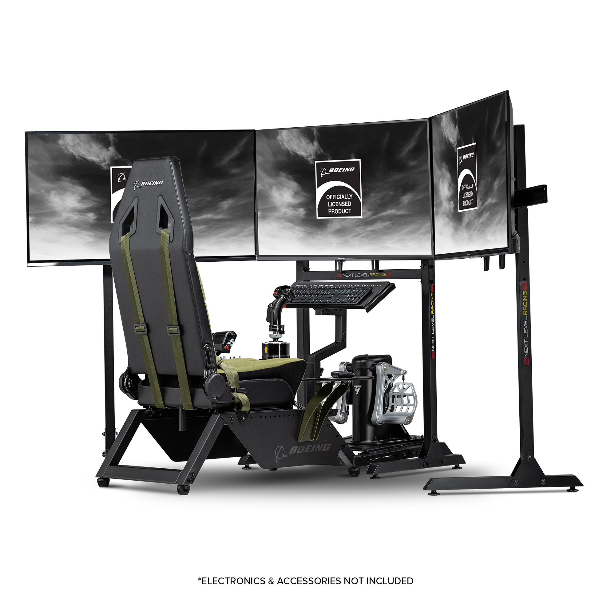 Ein professionelles Flugsimulator-Setup mit drei Monitoren und einem Rennsitz.