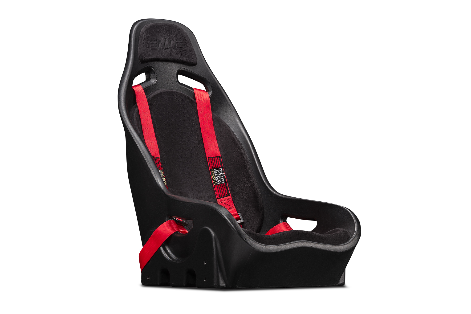 Asiento de carreras negro con cinturones rojos. El asiento tiene un diseño moldeado y reposacabezas.