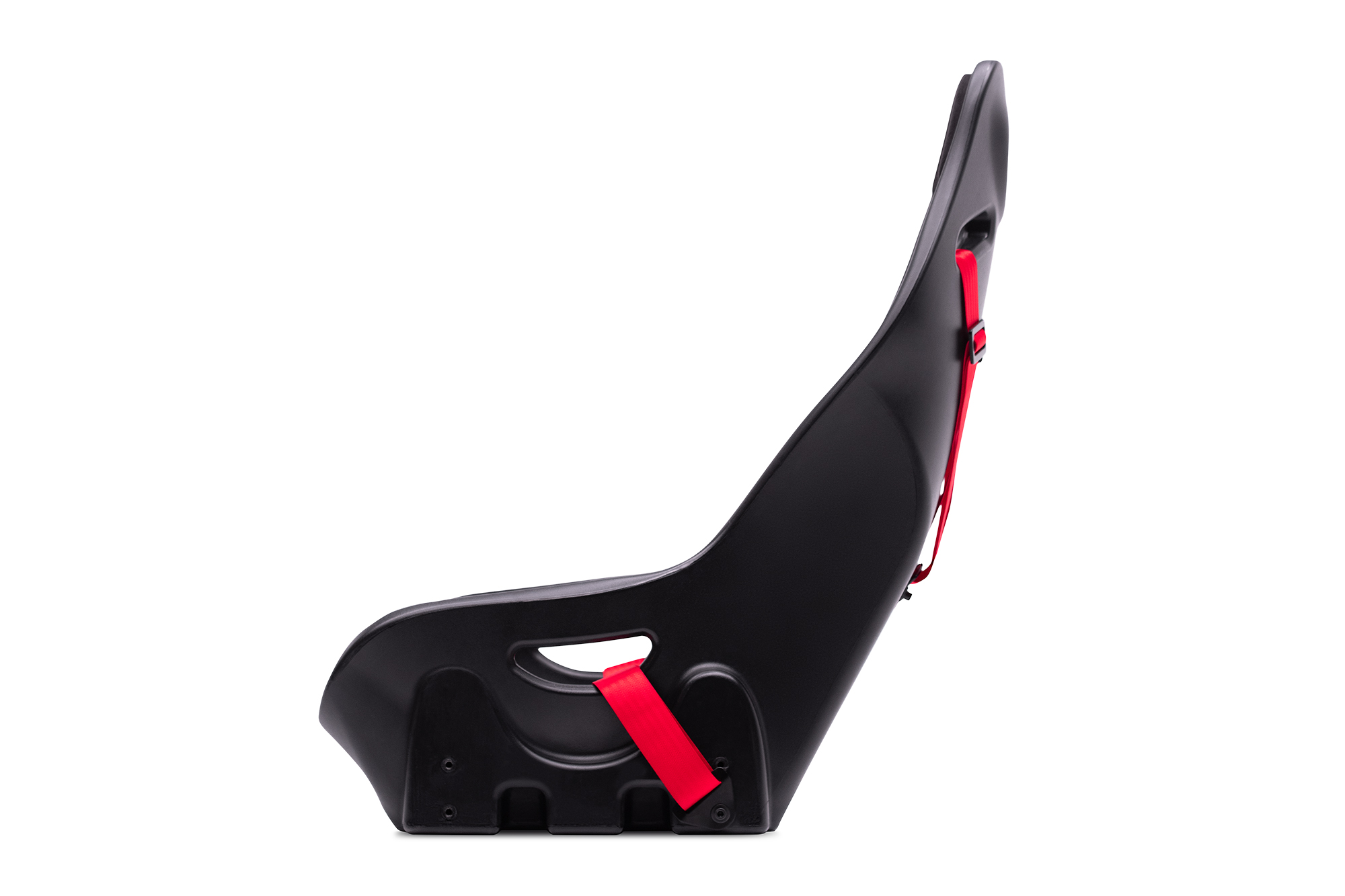 Asiento negro de coche de carreras con cinturones rojos. Fondo blanco.