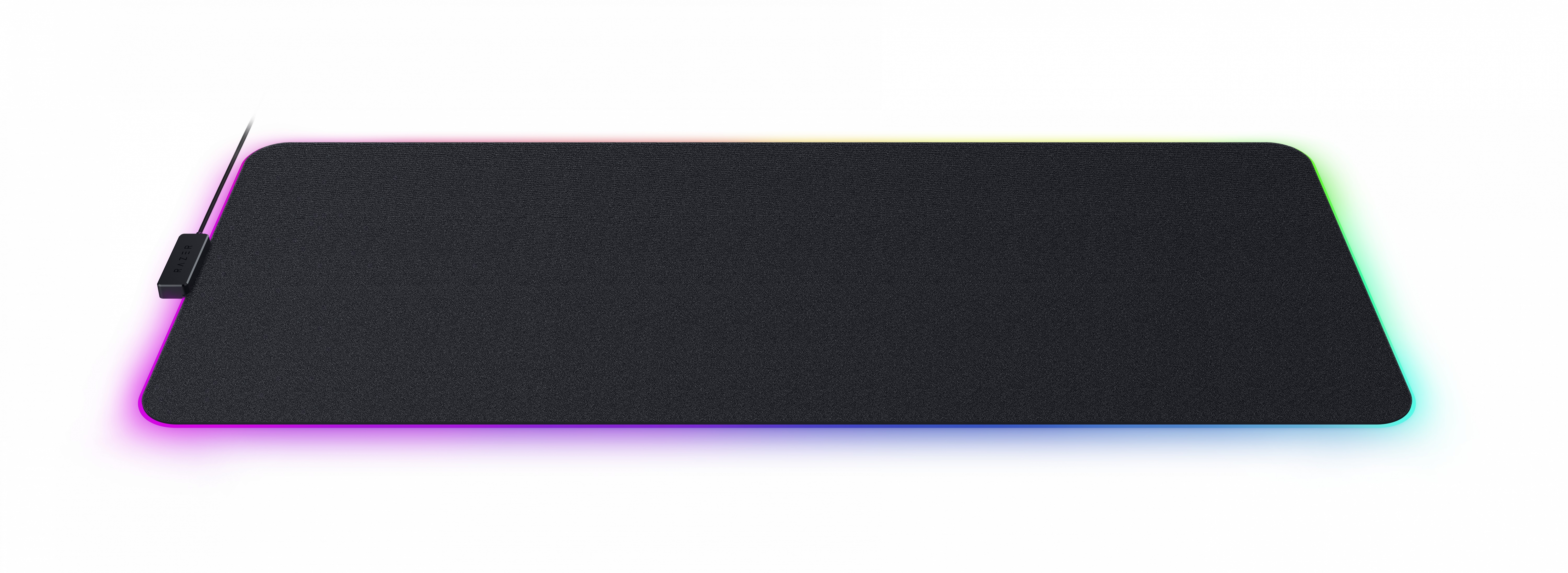Czarna podkładka pod mysz do gier z kolorową krawędzią. Białe tło. Kabel zasilający podłączony po lewej stronie.