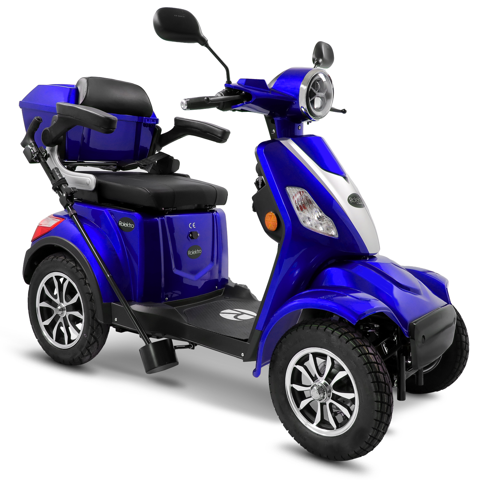 Ein blauer Mobilitätsroller mit drei Rädern, einem schwarzen Sitz und einem Aufbewahrungskorb hinten.