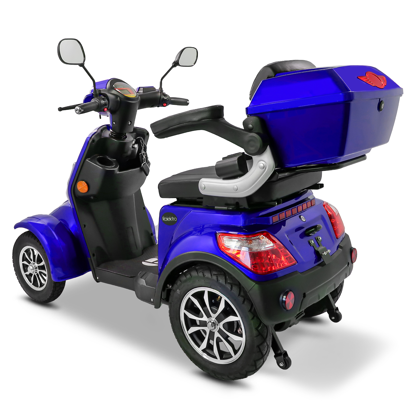 Blauer Elektroroller mit einer Aufbewahrungsbox. Weißer Hintergrund. Rückansicht.