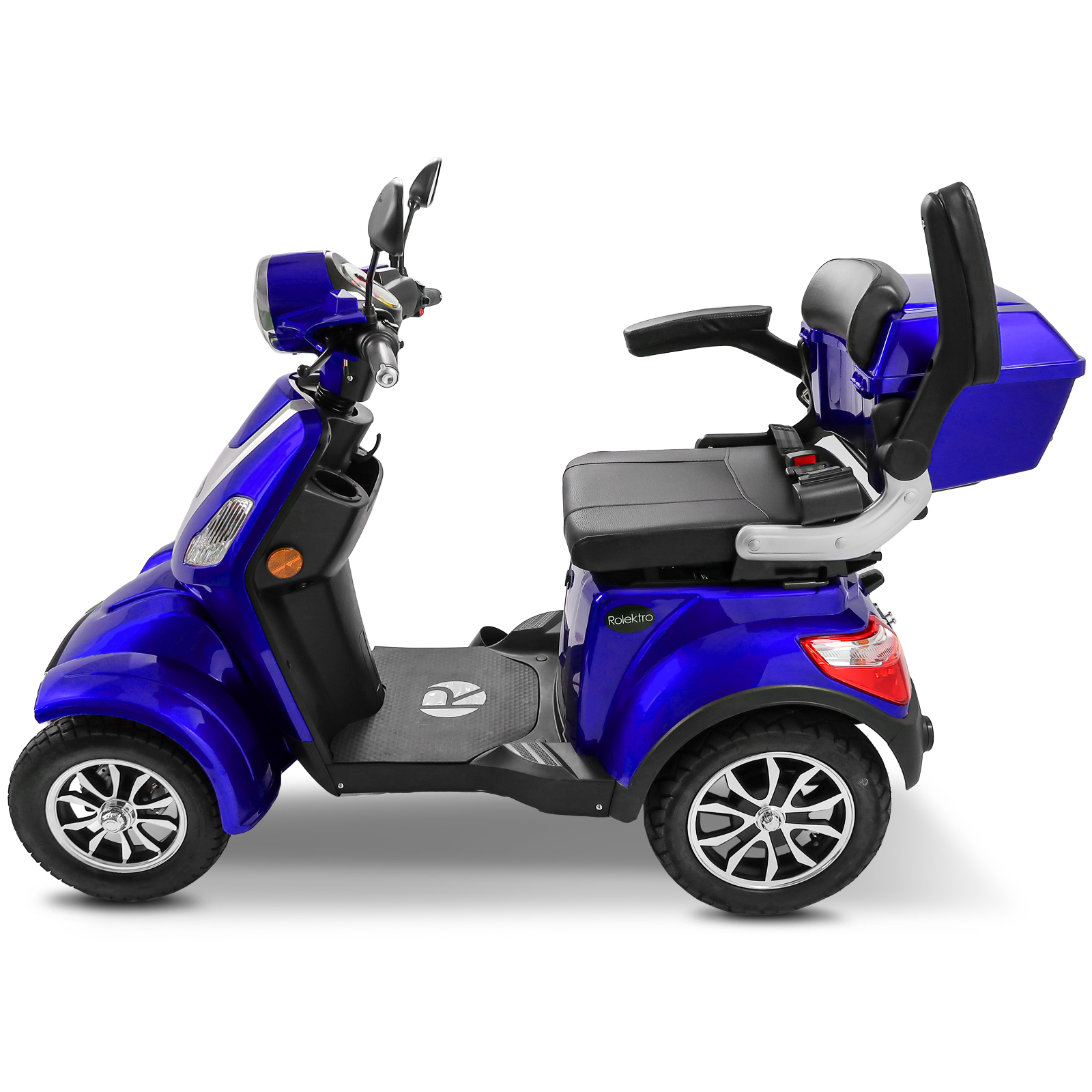 Ein blauer dreirädriger Mobilitätsscoter mit Sitz, Stauraum und Frontscheinwerfer.