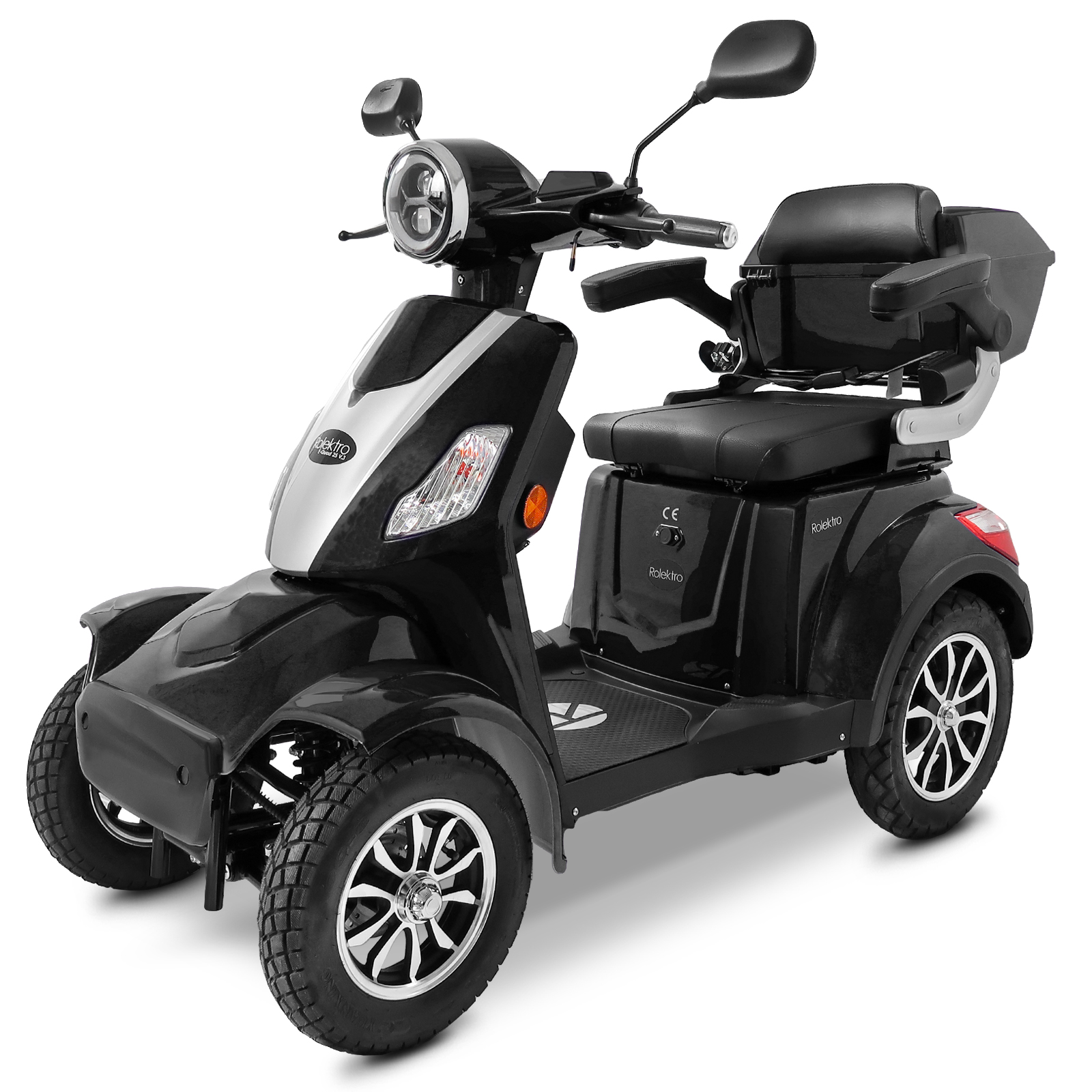 Schwarzer und silberner Mobilitätsroller mit drei Rädern. Beinhaltet Sitz, Lichter und einen Korb hinten.