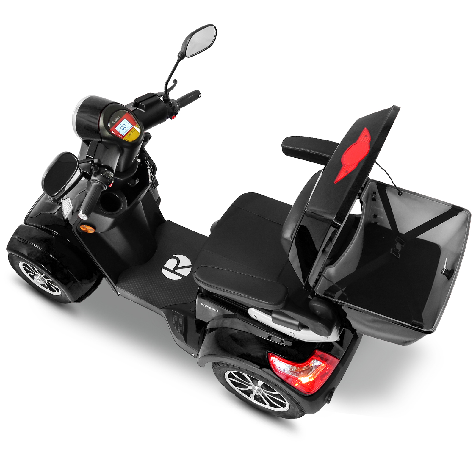 Ein schwarzer Mobilitätsroller mit einer Aufbewahrungsbox hinten und einem Personensitz. Weißer Hintergrund.