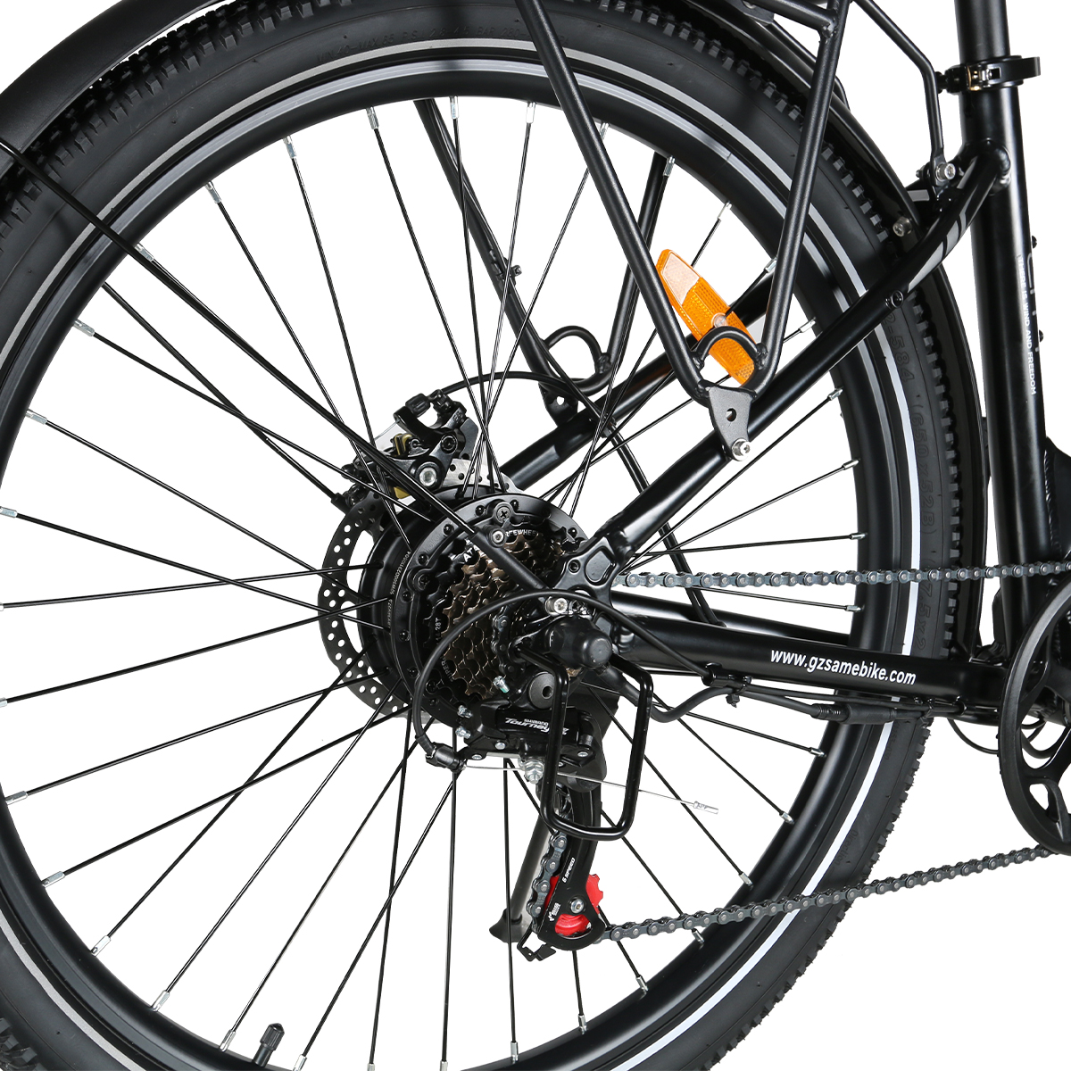 Ruota di bicicletta nera con telaio nero, che mostra i dettagli della ruota posteriore.