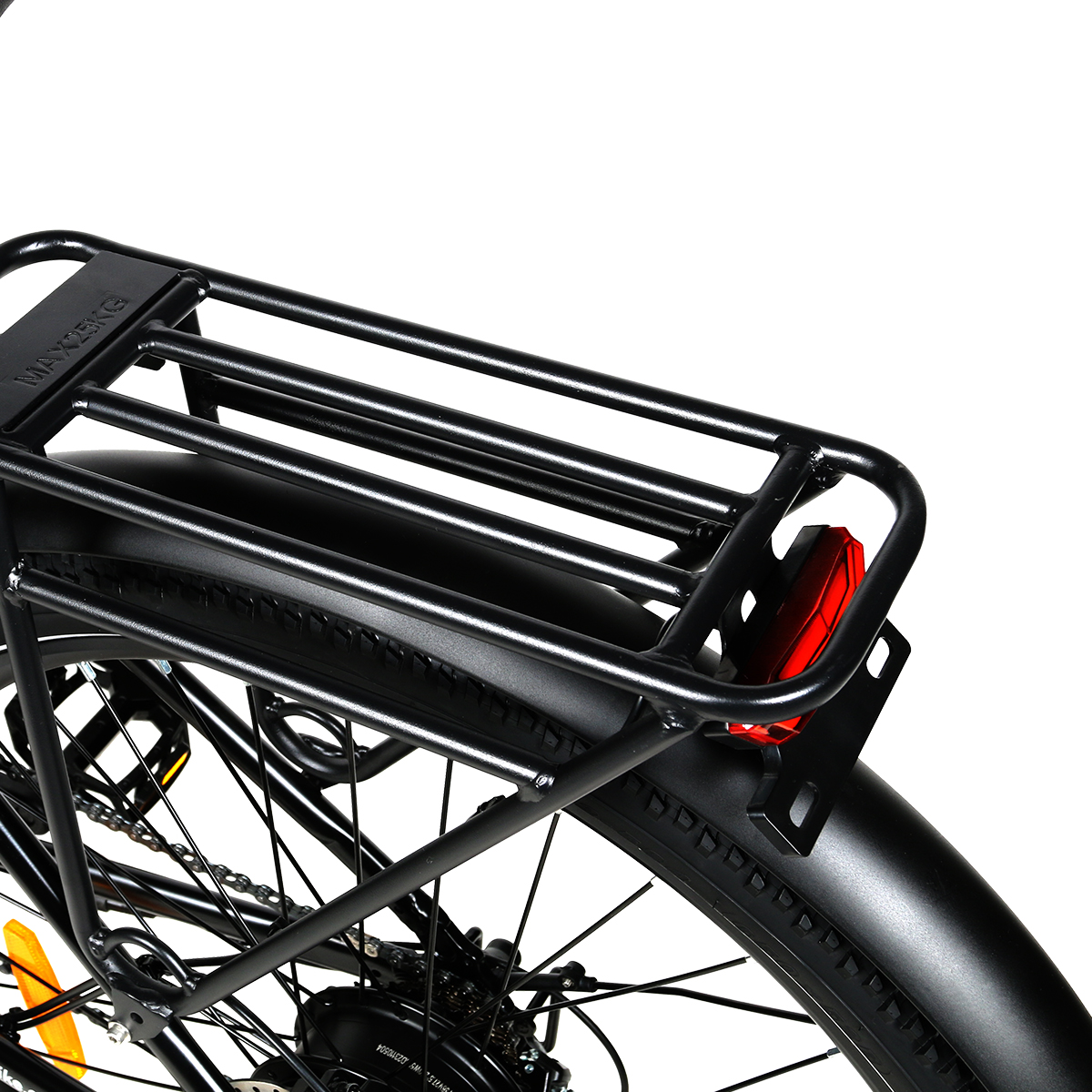La parte posteriore di una bicicletta con un portapacchi nero e un catarifrangente rosso. Una porzione della ruota è visibile.