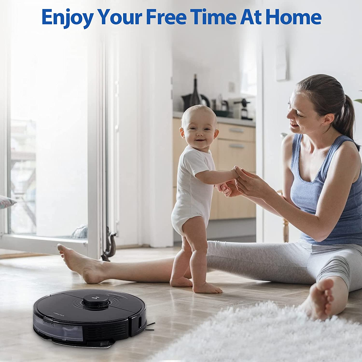 Donna e bambino con aspirapolvere robot su un tappeto. Testo: Goditi il tuo tempo libero.