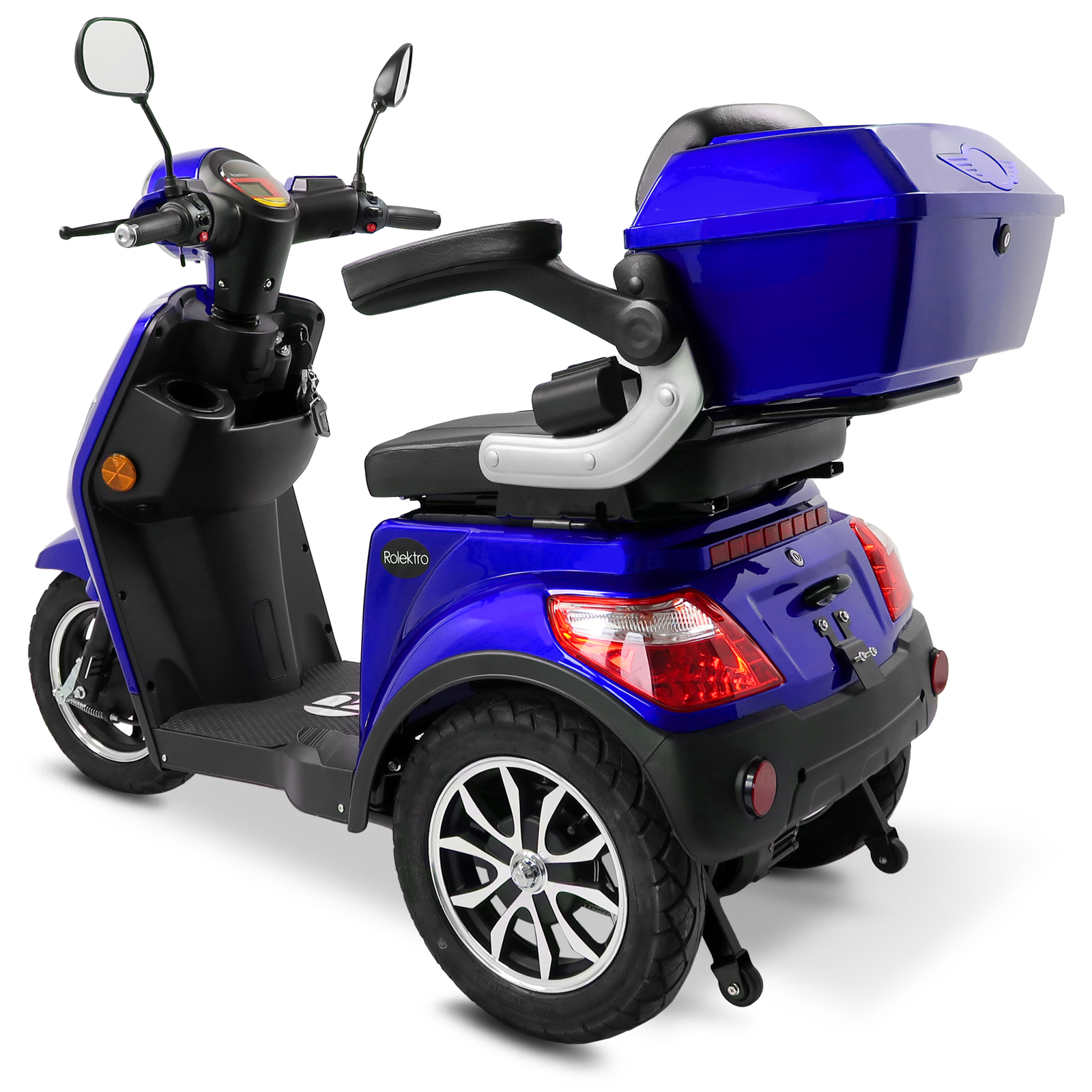 Blauer Dreiradroller mit Gepäckbox hinten. Weißer Hintergrund.