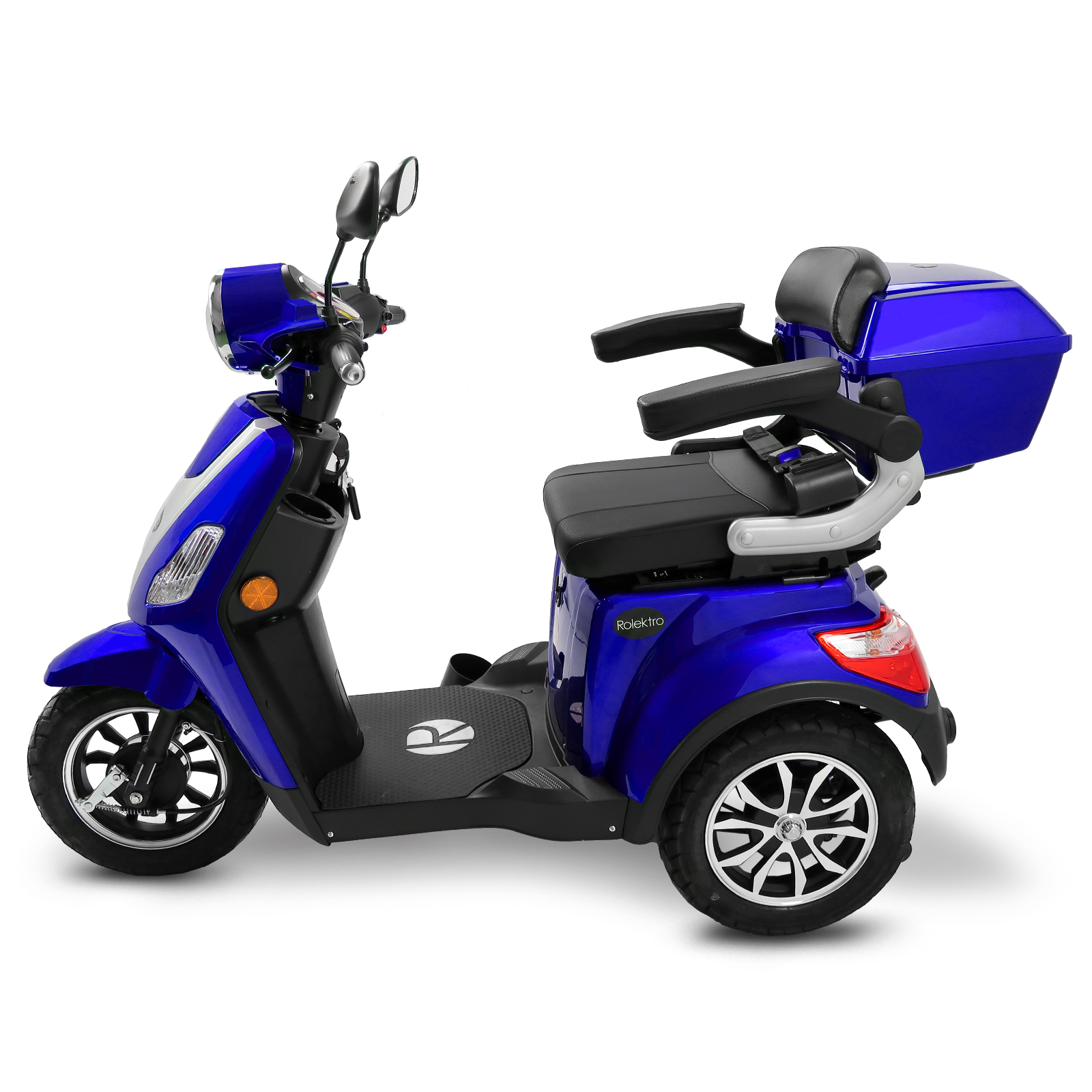 Blauer Mobilitätsroller mit schwarzem Sitz, Heckstauraum und drei Rädern, isoliert auf Weiß.
