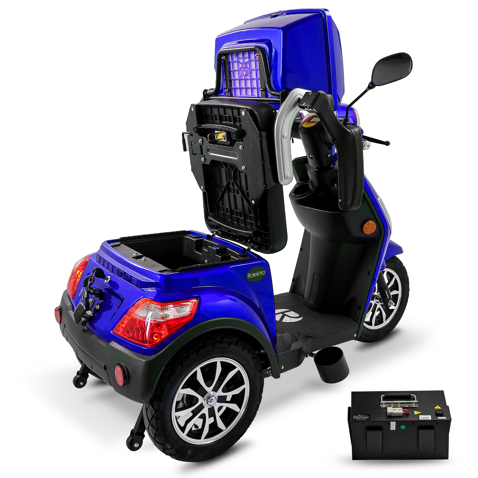Blauer Elektroroller mit offenem Stauraum, Batterie und weißem Hintergrund.