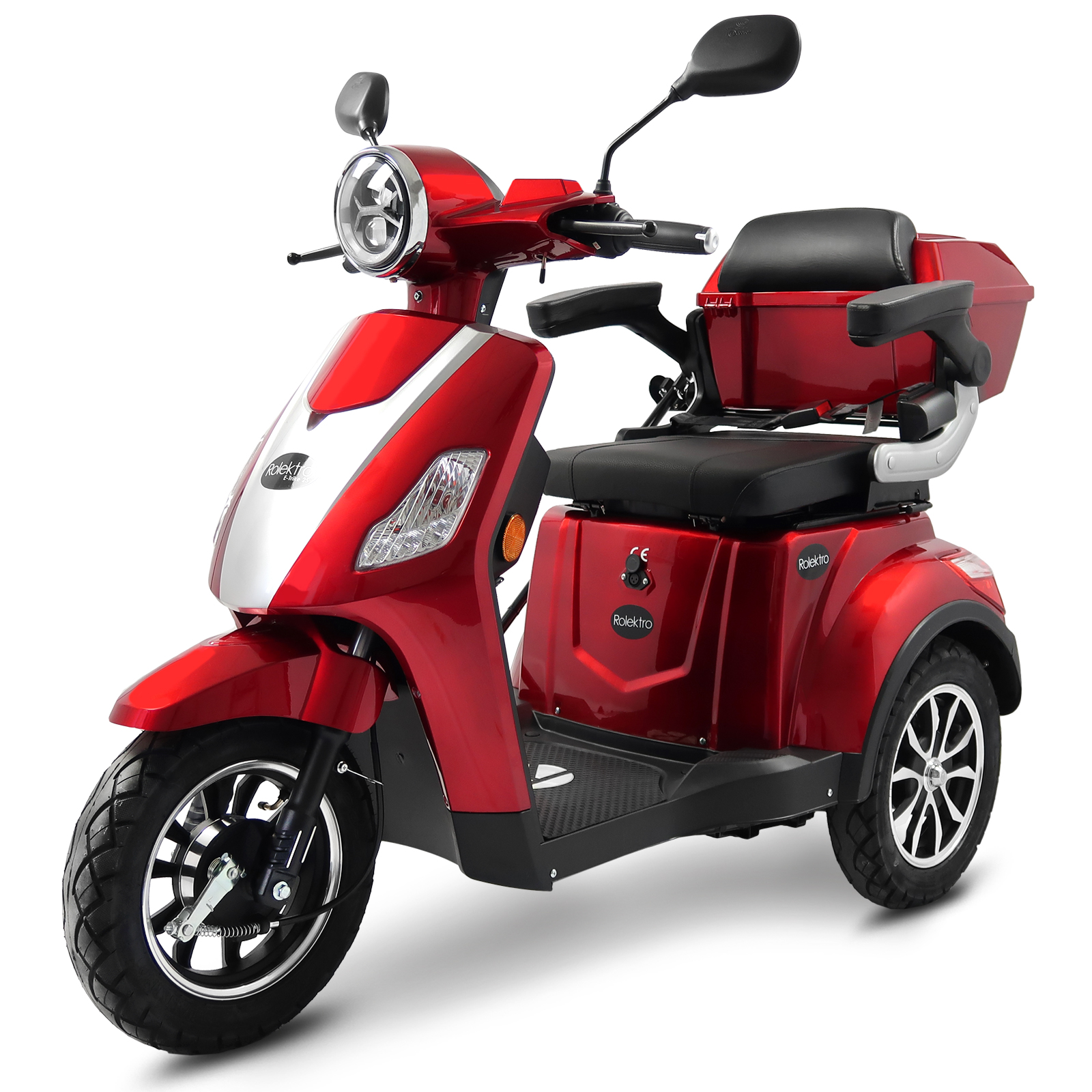 Ein rot-weißer Mobilitätsroller auf weißem Hintergrund. Er hat drei Räder.