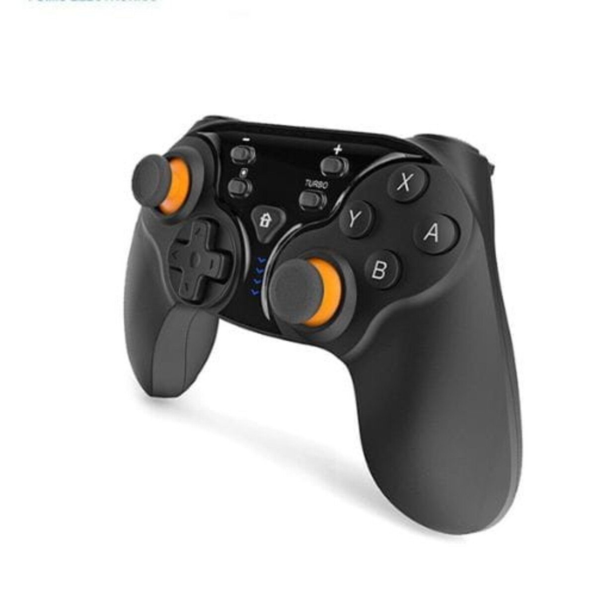Mando de juego negro con detalles naranjas, botones y joystick.