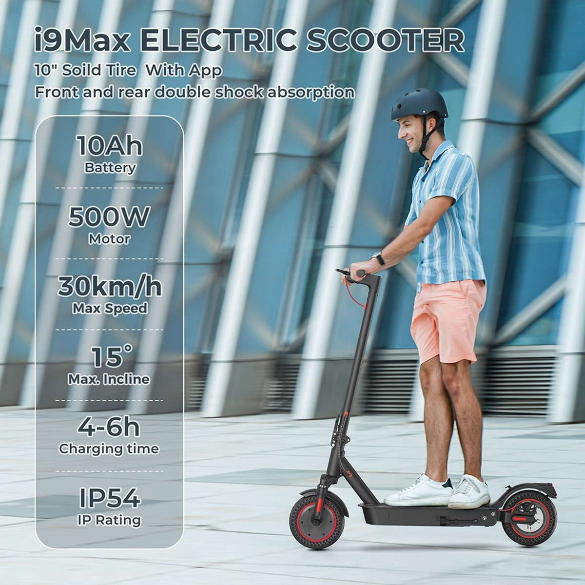 Un uomo guida un monopattino elettrico nero, con testo sul lato sinistro che descrive le specifiche. Sfondo bianco.