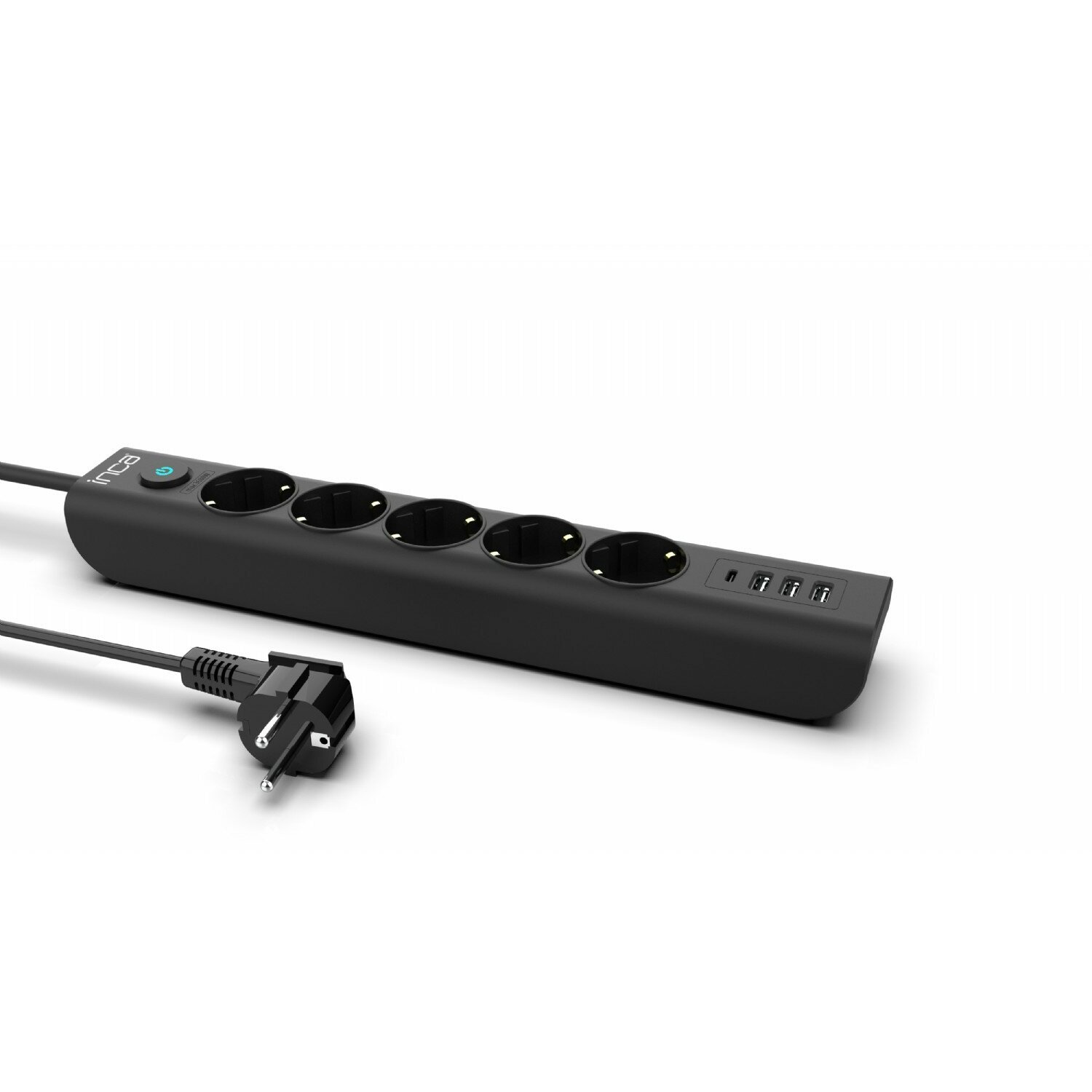Eine schwarze Steckdosenleiste mit Steckdosen und USB-Anschlüssen, mit Stecker und Kabel auf weißem Hintergrund.