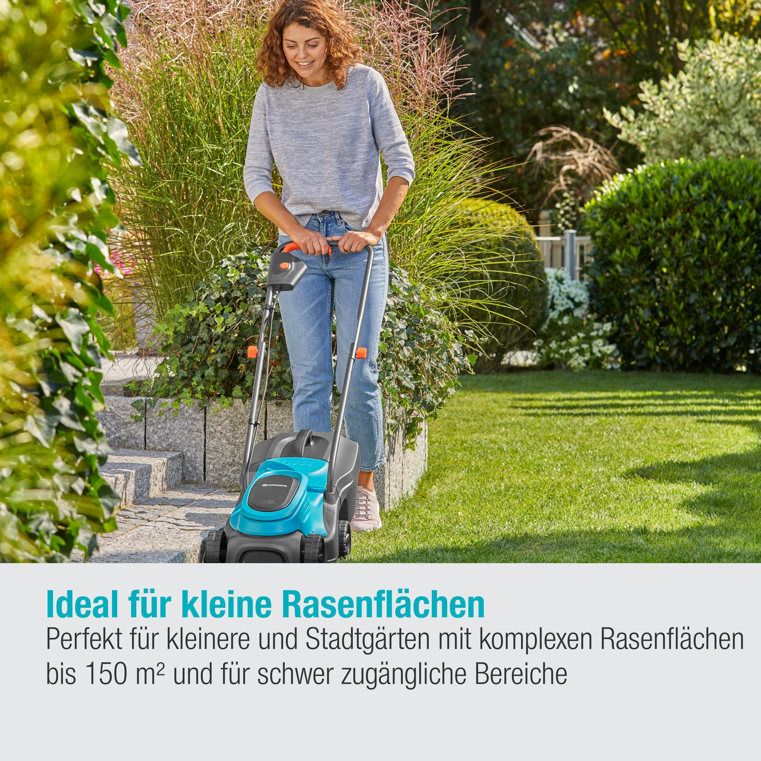Frau mäht Rasen mit türkisfarbenem und schwarzem Rasenmäher auf Gras.