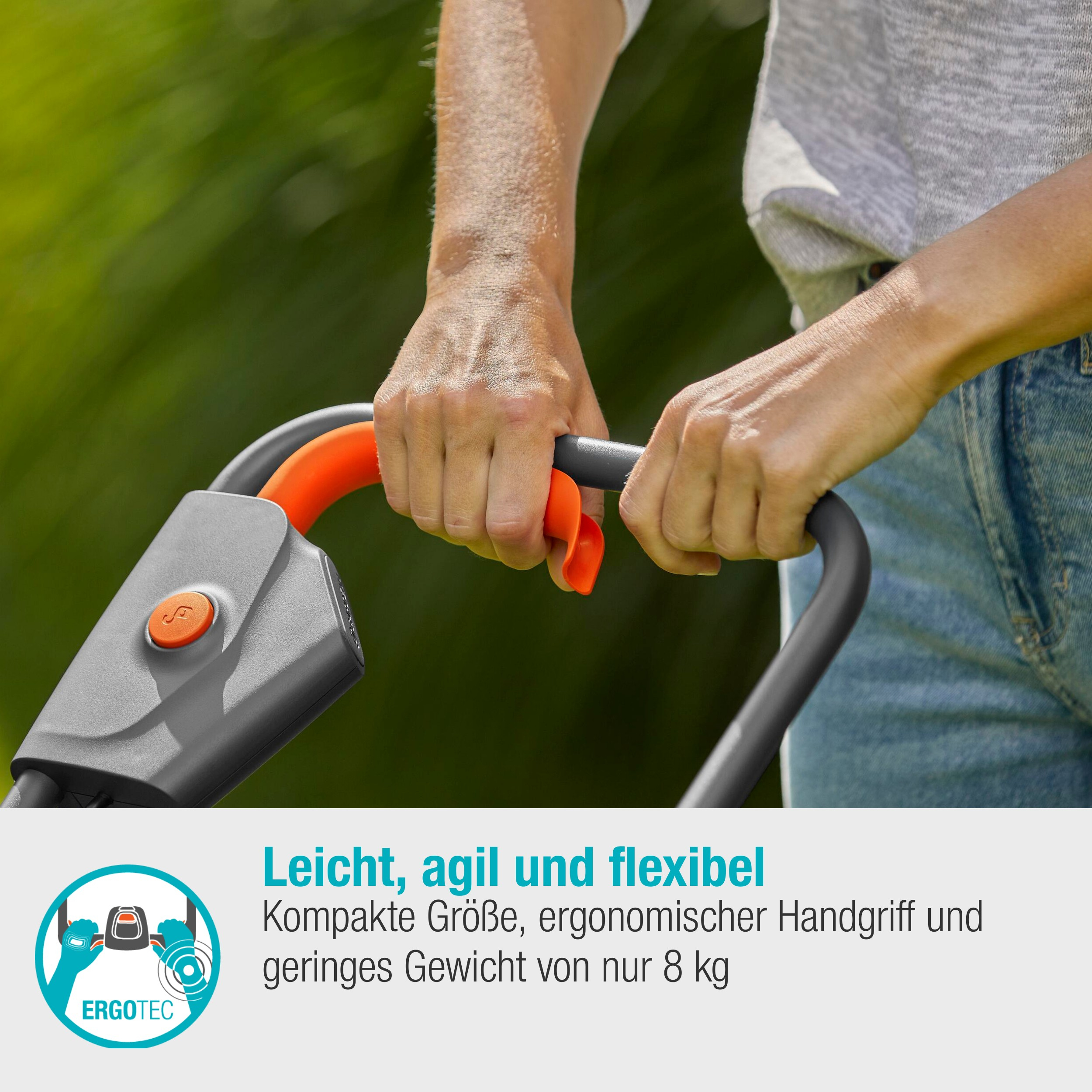 Hände halten einen grauen und orangefarbenen Griff eines Rasenmähers. Der Text sagt 'ErgoTec'.