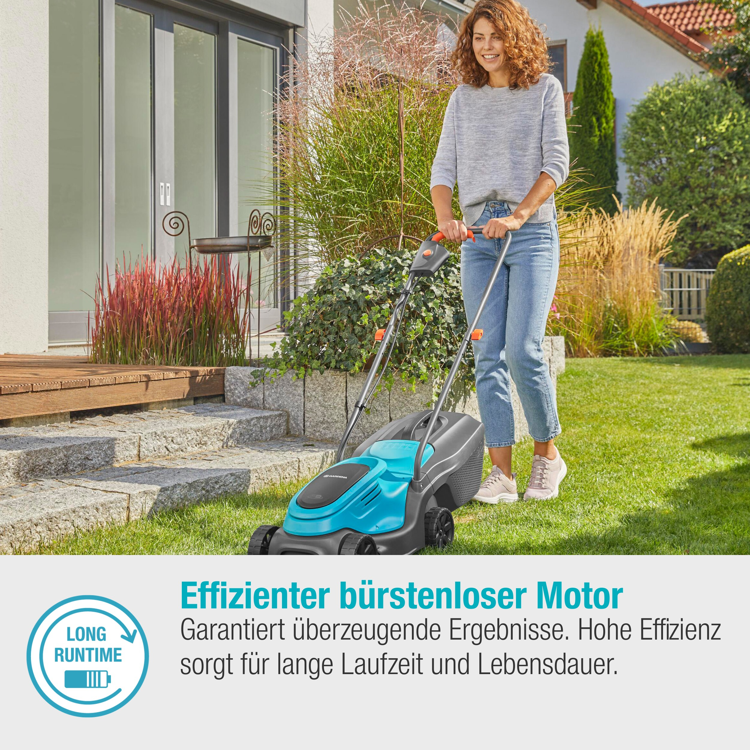 Eine Frau mäht Rasen mit einem blau-schwarzen Rasenmäher. Text beschreibt die Eigenschaften des Mähers.