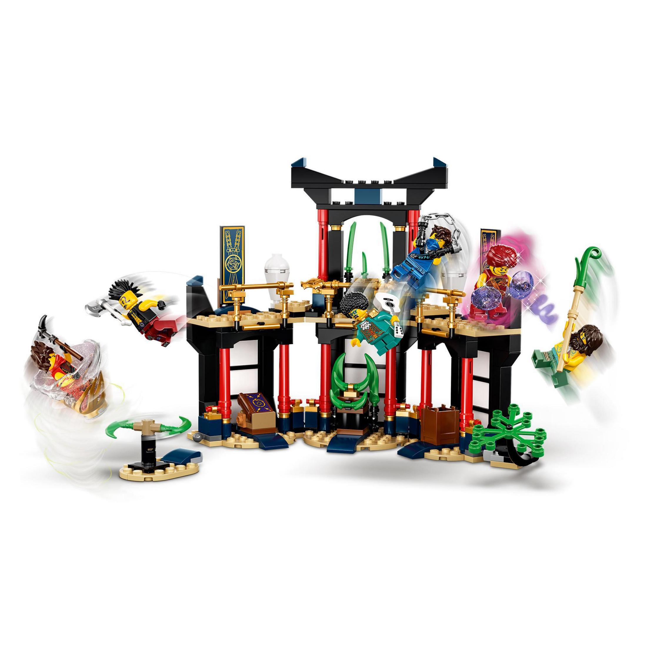 Set Lego Ninjago in azione. Le figure si muovono, posa d'azione. Sfondo bianco.