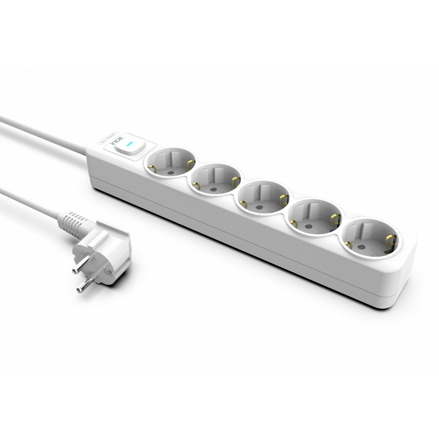 Weiße Steckdosenleiste mit vier Steckdosen. Der Stecker befindet sich links. Ein weißes Kabel verbindet sie.