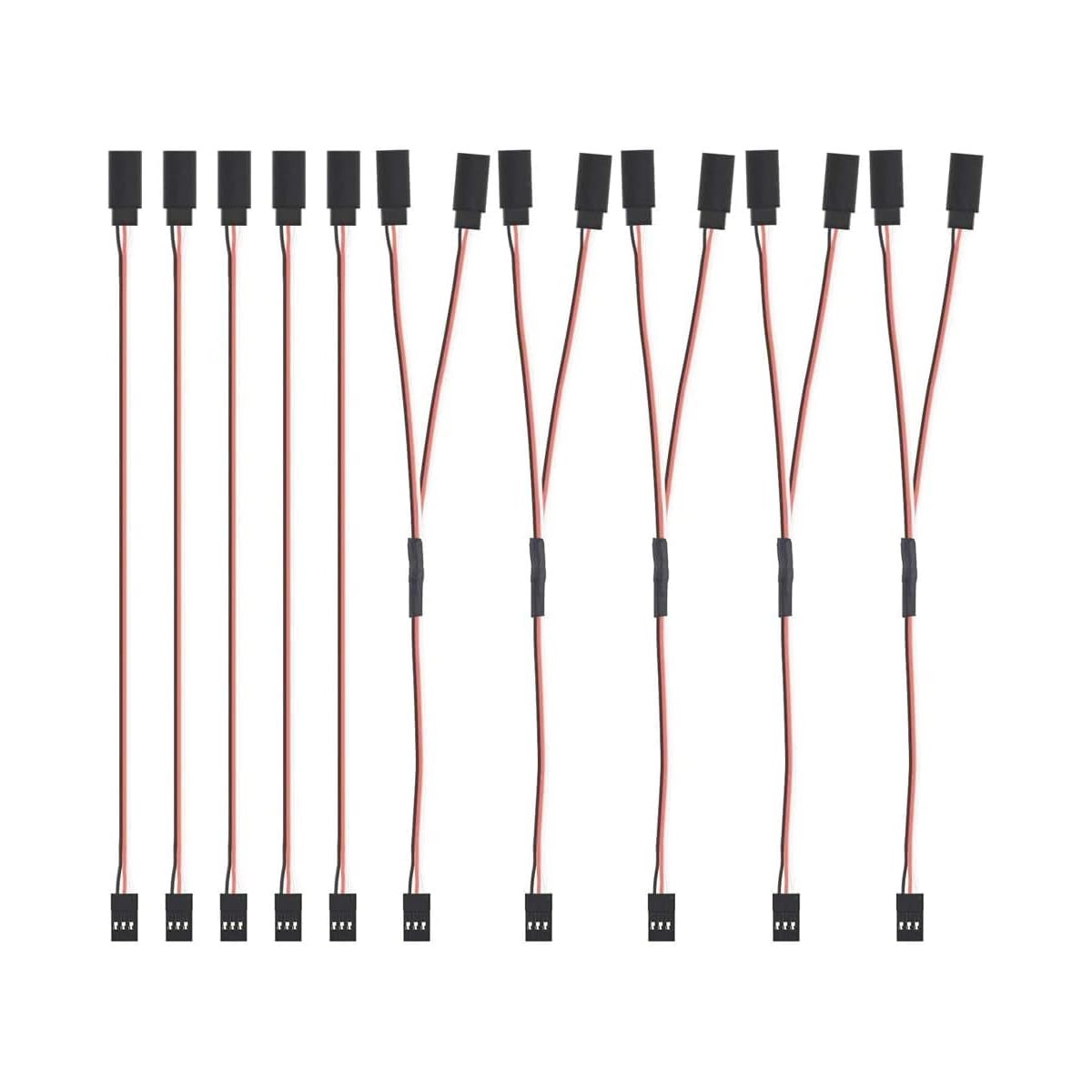 Ein Satz elektrischer Stecker und Drähte, mit schwarzen und roten Drähten und schwarzen Steckern.