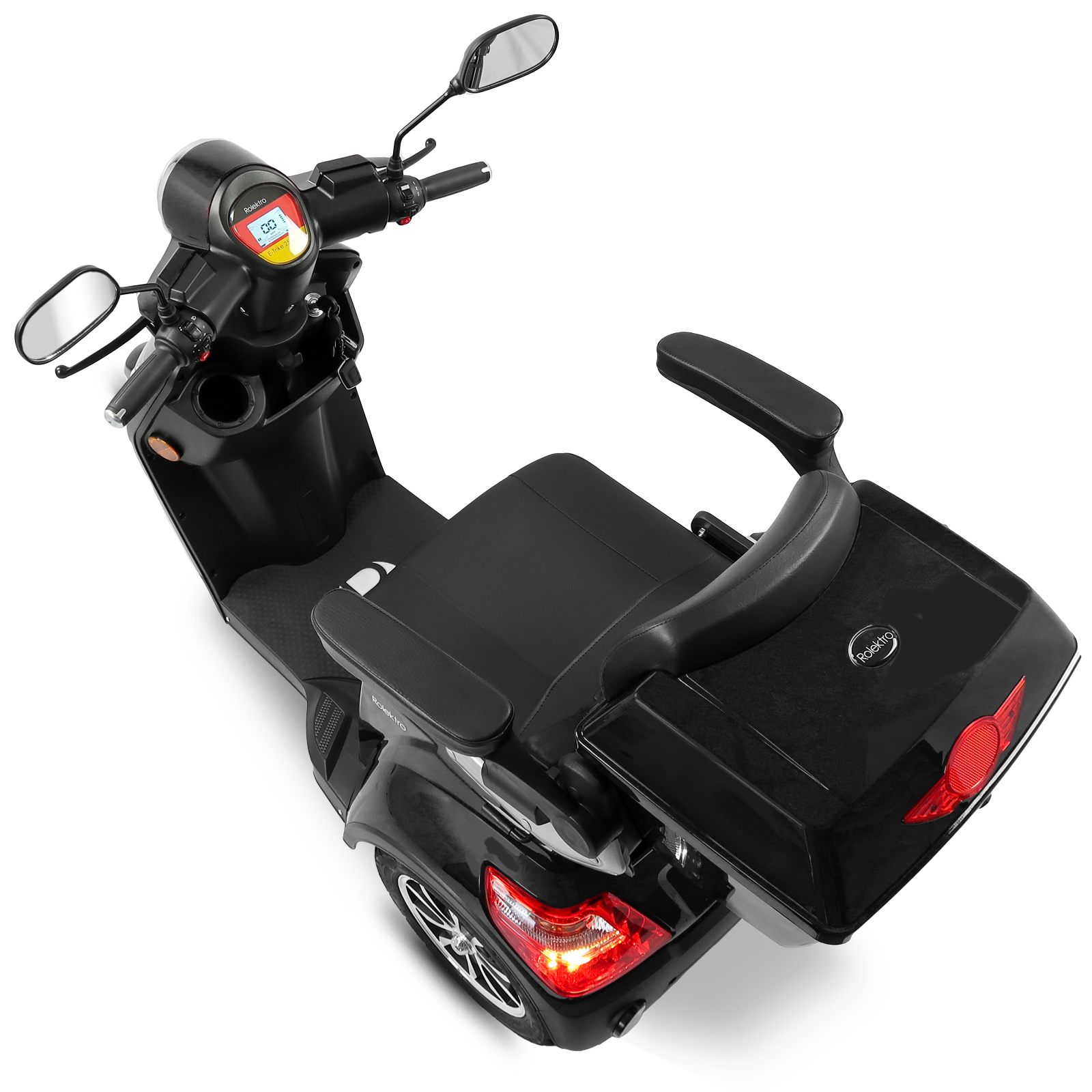 Ein schwarzer Mobilitätsroller mit Sitz, Spiegeln und einer Aufbewahrungsbox hinten.