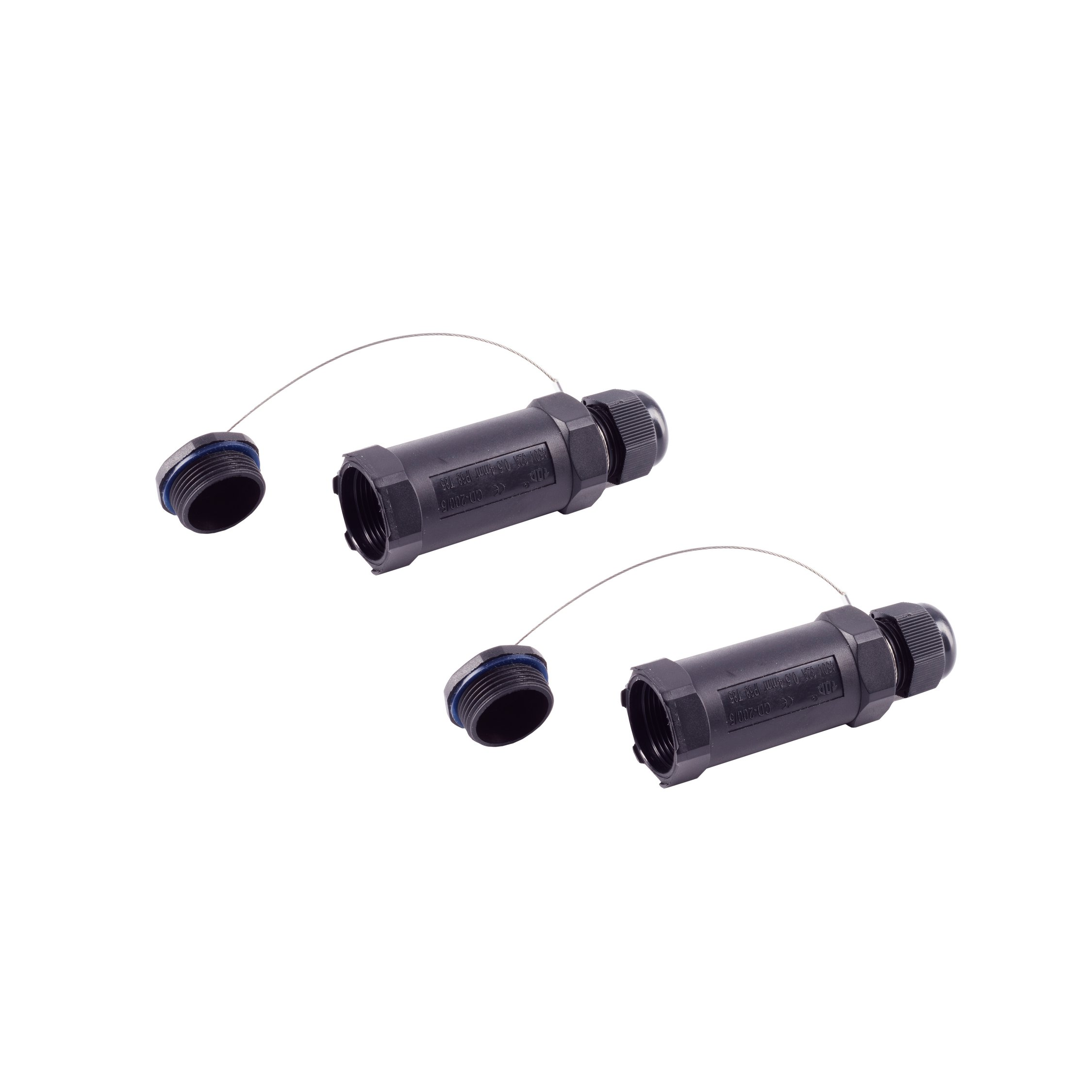Zwei schwarze wasserdichte Stecker mit Kappen, die mit Draht befestigt sind. Weißer Hintergrund. Nahaufnahme.