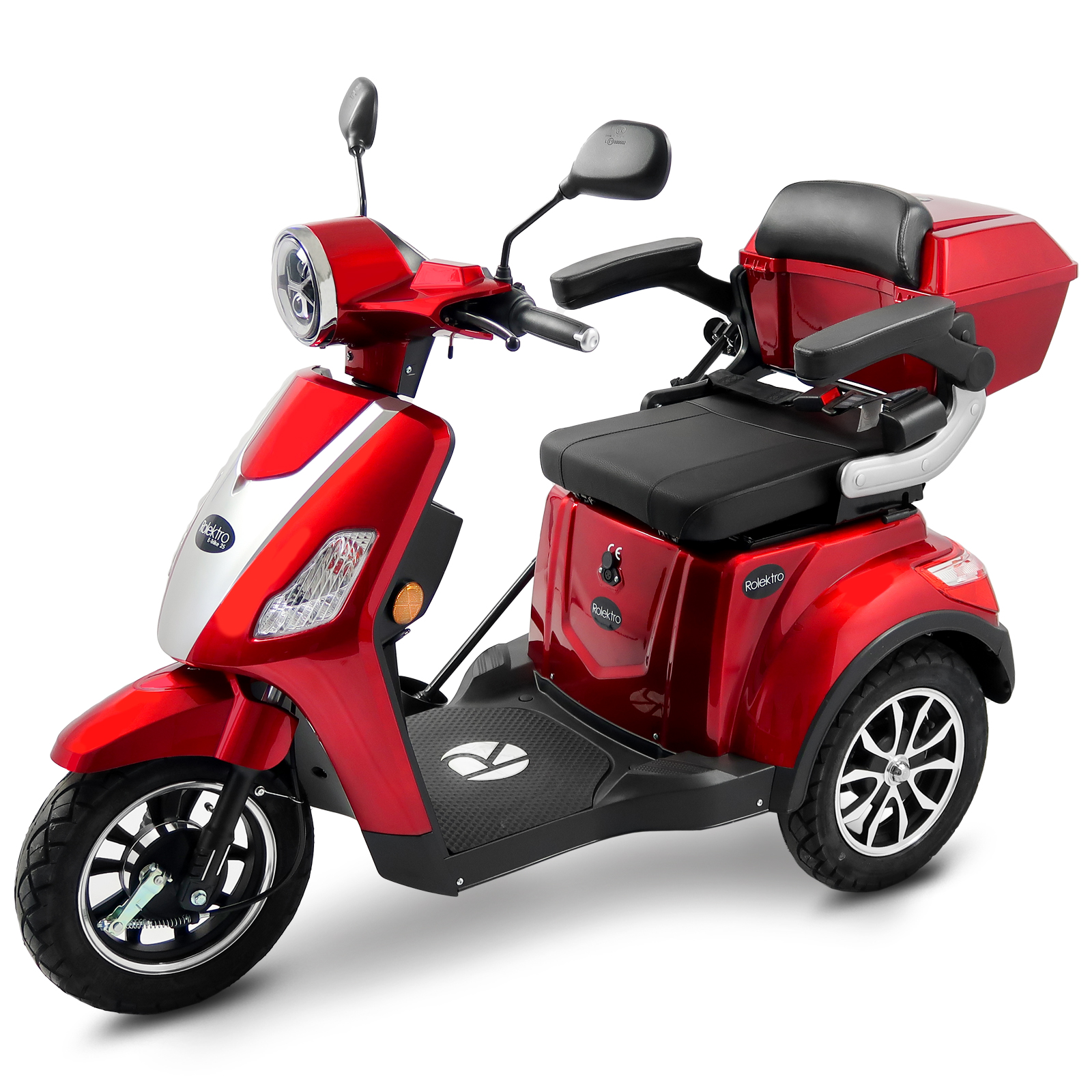 Roter dreirädriger Mobilitätsroller. Merkmale sind Sitz und Stauraum.